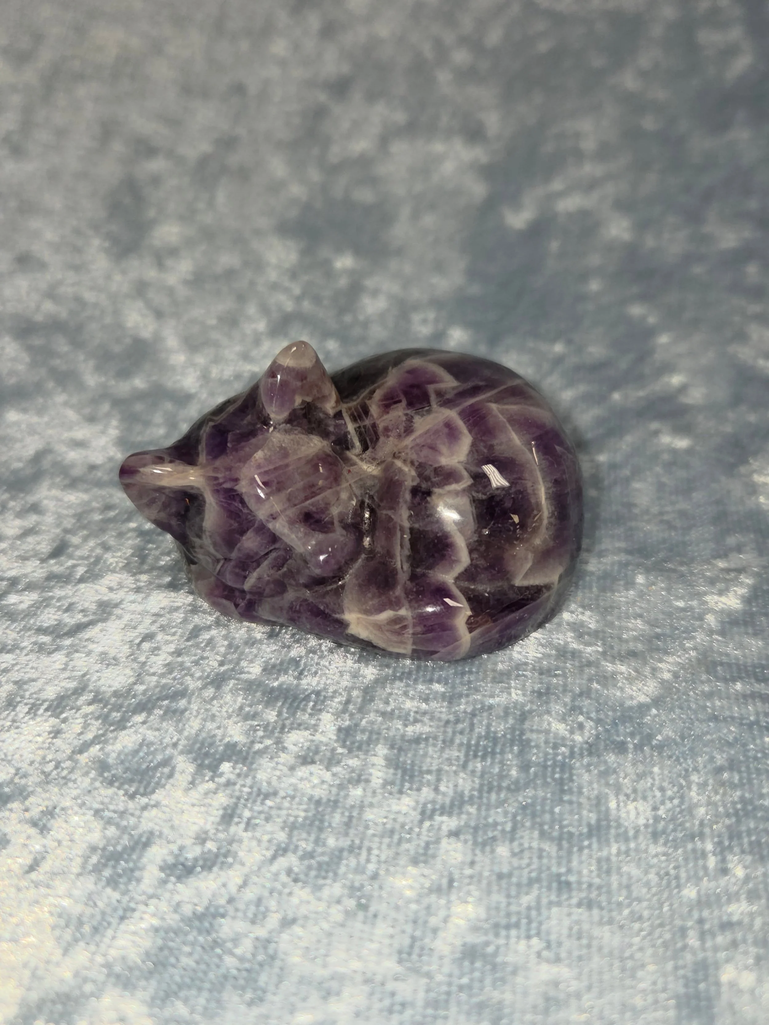 💜𝐀𝐌𝐄𝐓𝐇𝐘𝐒𝐓 𝐒𝐋𝐄𝐄𝐏𝐘 𝐊𝐈𝐓𝐓𝐘💜--$3️⃣0️⃣

𝗔𝗺𝗲𝘁𝗵𝘆𝘀𝘁 promotes moderation where one might go to extremes as well as helping to calm anger and relieve frustration. 💜 As a powerful third eye and crown chakra stone, amethyst aids in m