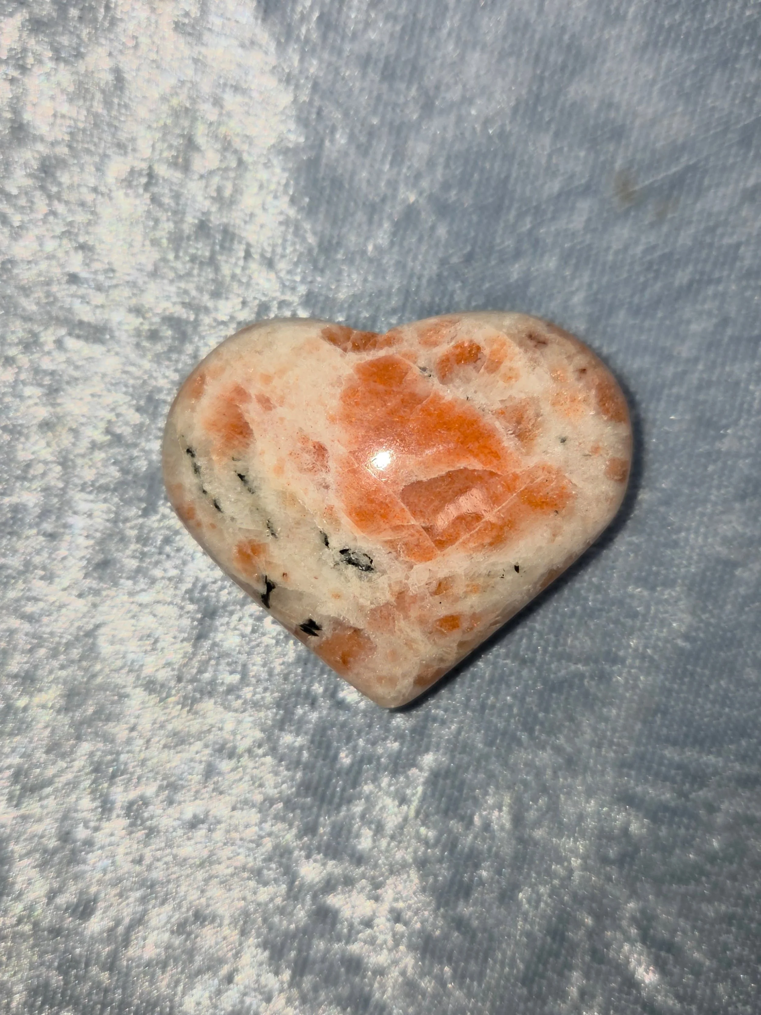 ☀️𝐒𝐔𝐍𝐒𝐓𝐎𝐍𝐄 𝐇𝐄𝐀𝐑𝐓☀️--$2️⃣0️⃣

As a stone of enlightened leadership, 𝗦𝘂𝗻𝘀𝘁𝗼𝗻𝗲 facilitates mental clarity, self-confidence, a higher sense of self-worth, and self-discipline. 👍 Sunstone can also boost one's vitality and metabolism,