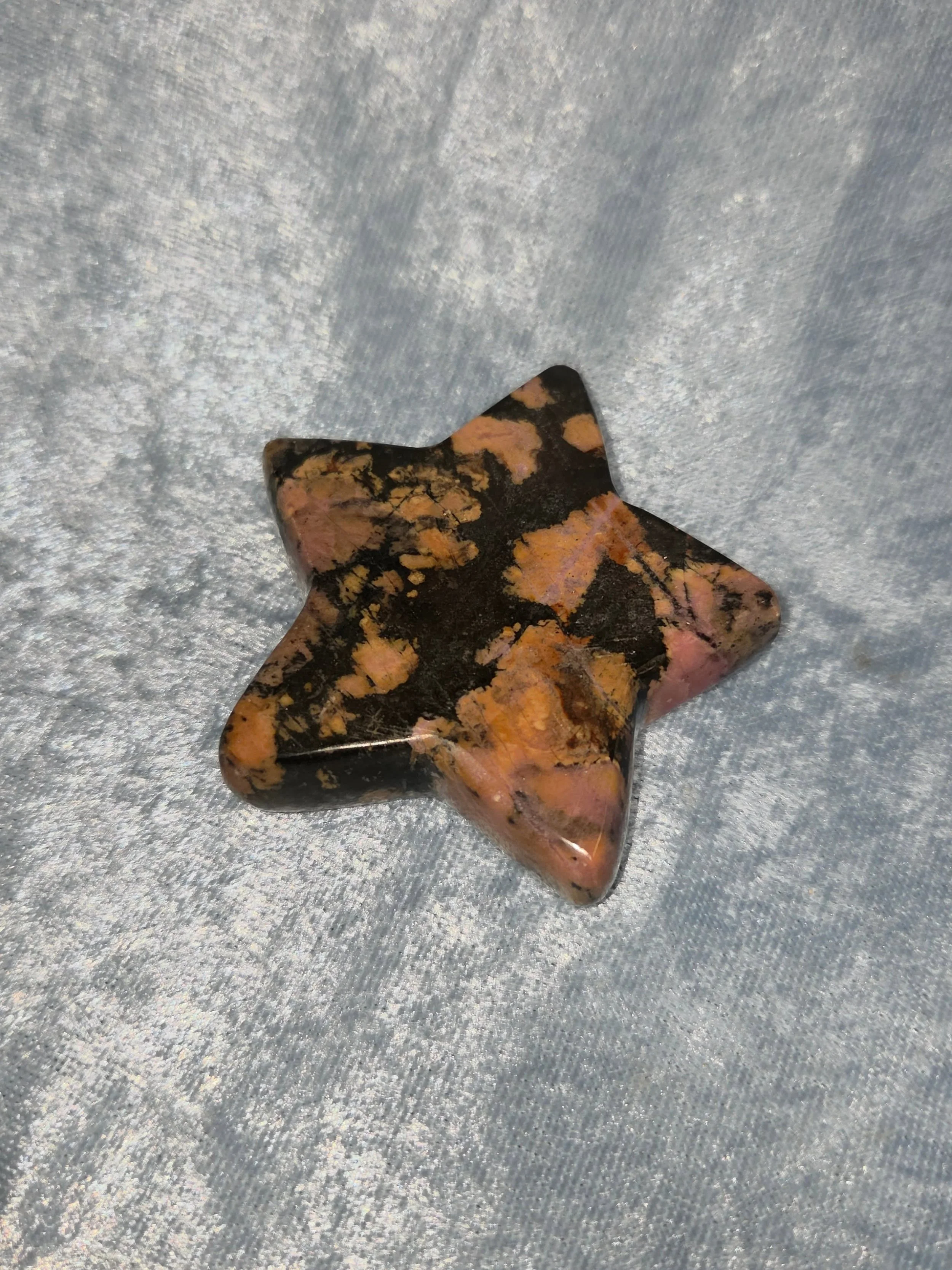 💕𝐑𝐇𝐎𝐃𝐎𝐍𝐈𝐓𝐄 𝐒𝐓𝐀𝐑💕--$3️⃣0️⃣

𝗥𝗵𝗼𝗱𝗼𝗻𝗶𝘁𝗲 facilitates Meditation and Mantra work, while clearing away Confusion and Doubt.  It lends Confidence and helps to bring Emotional Balance. ☯️ Rhodonite helps one to become more Independent