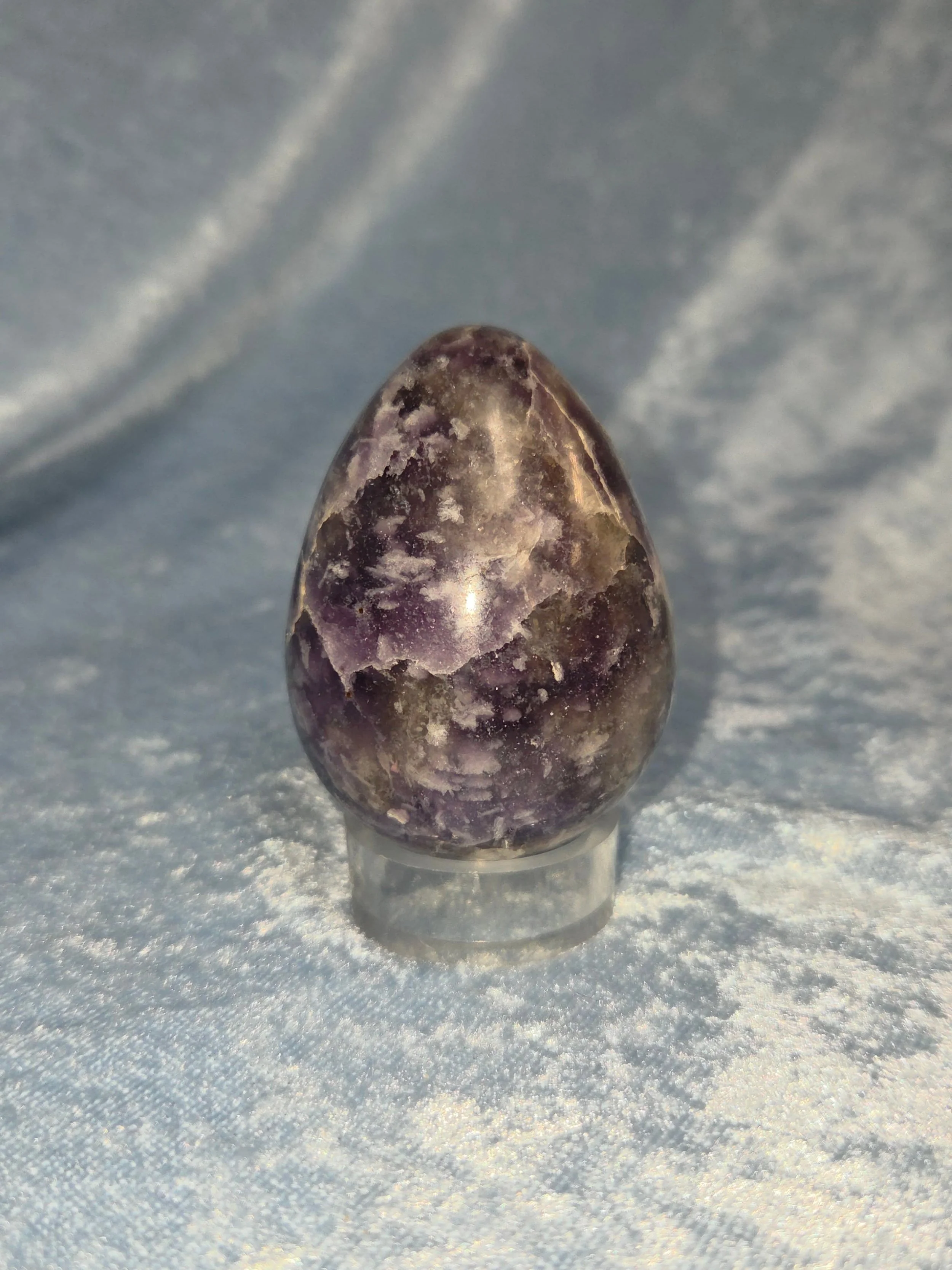 💜𝐋𝐄𝐏𝐈𝐃𝐎𝐋𝐈𝐓𝐄 𝐄𝐆𝐆💜--$3️⃣0️⃣

𝗟𝗲𝗽𝗶𝗱𝗼𝗹𝗶𝘁𝗲 is a powerful stone for calming your nerves and stress release. 😌 It works best when life is at its toughest; financial stress, loss of a job or partner, or dealing with angry people. Le