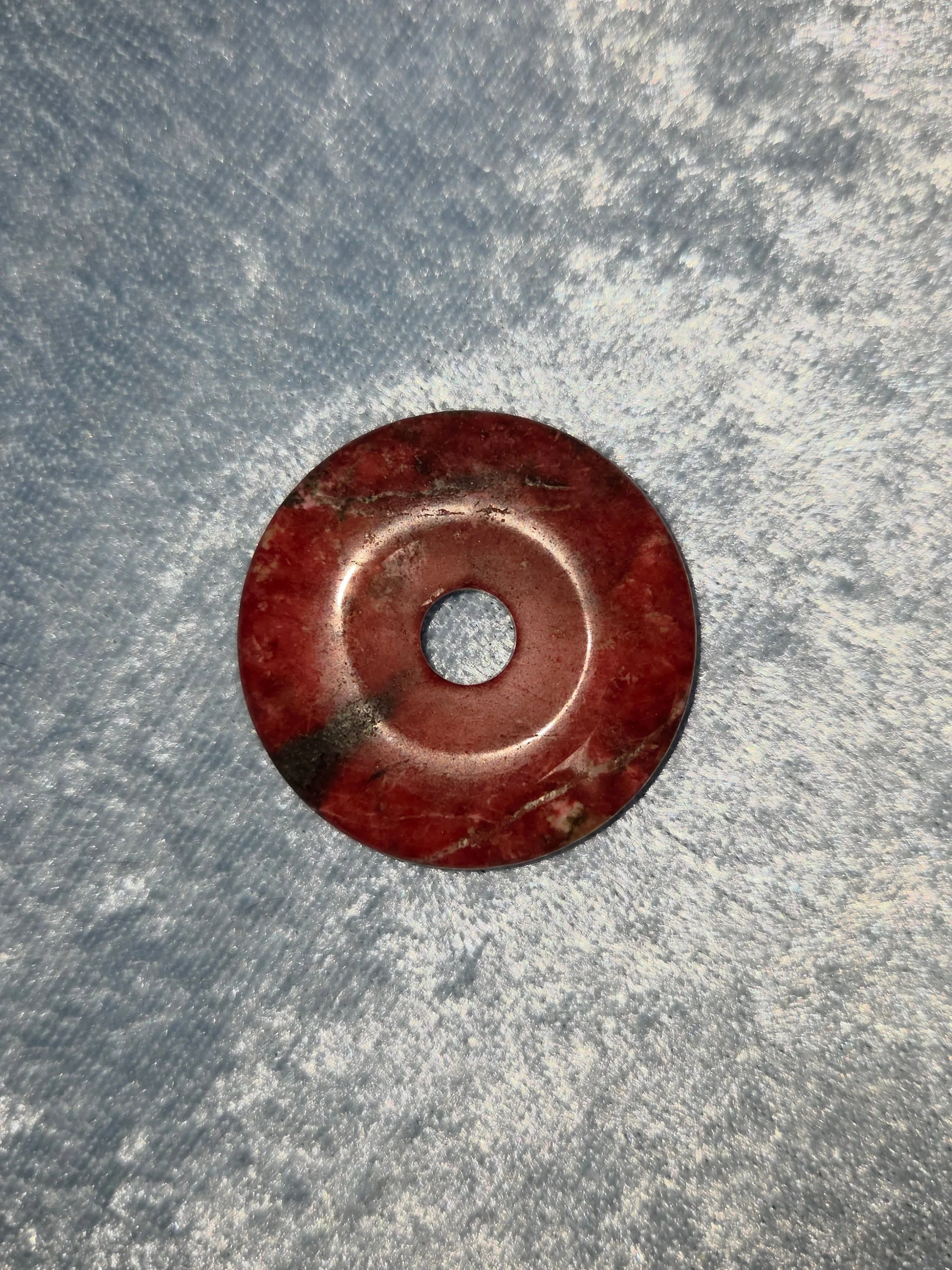 💓𝐓𝐇𝐔𝐋𝐈𝐓𝐄 𝐃𝐎𝐍𝐔𝐓 𝐁𝐄𝐀𝐃💓--$3️⃣0️⃣

Thulite is a stone that encourages compassion, love, joy and contentment. 😃 It is known to inspire a passion for living and promote extroversion in shy people. It can help one heal from past emotional