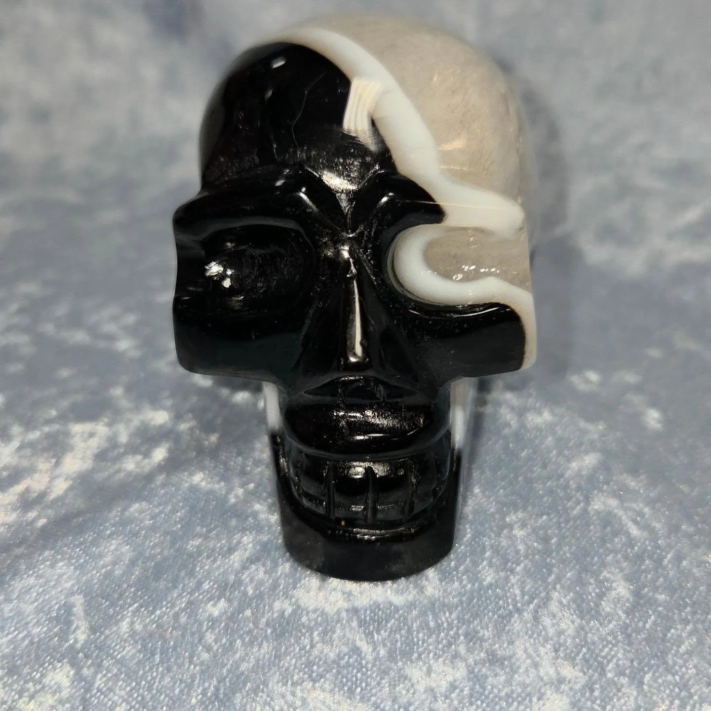 🖤𝐁𝐋𝐀𝐂𝐊 𝐒𝐀𝐑𝐃𝐎𝐍𝐘𝐗 𝐒𝐊𝐔𝐋𝐋🖤--$7️⃣5️⃣

𝗕𝗹𝗮𝗰𝗸 𝗦𝗮𝗿𝗱𝗼𝗻𝘆𝘅 is a stone of strength and protection that vibrates with happiness, optimism and confidence. 😁 This stone can assist in relieving stress and anxiety as it helps one to 