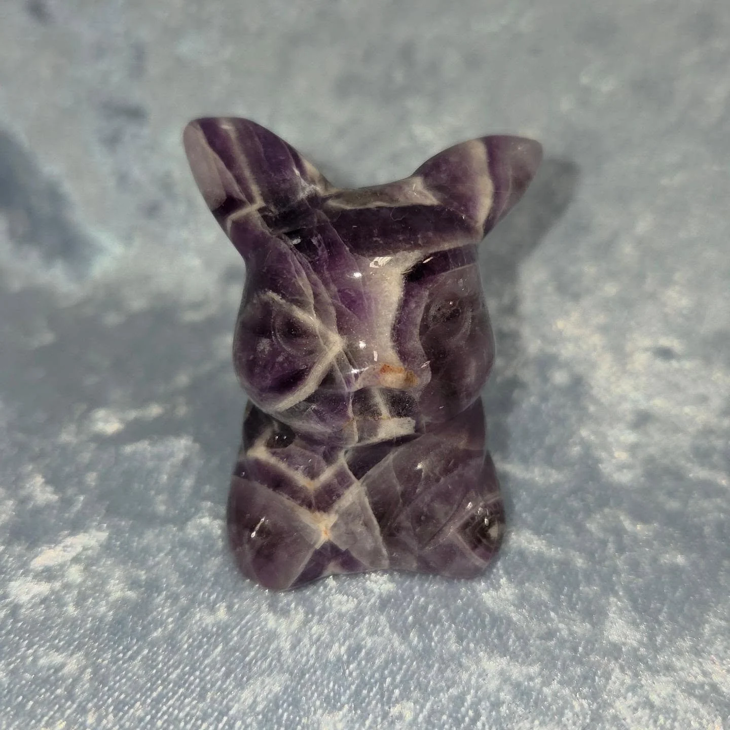 💜𝐀𝐌𝐄𝐓𝐇𝐘𝐒𝐓 𝐏𝐈𝐊𝐀𝐂𝐇𝐔💜--$3️⃣0️⃣

𝗔𝗺𝗲𝘁𝗵𝘆𝘀𝘁 promotes moderation where one might go to extremes as well as helping to calm anger and relieve frustration. 💜 As a powerful third eye and crown chakra stone, amethyst aids in meditation
