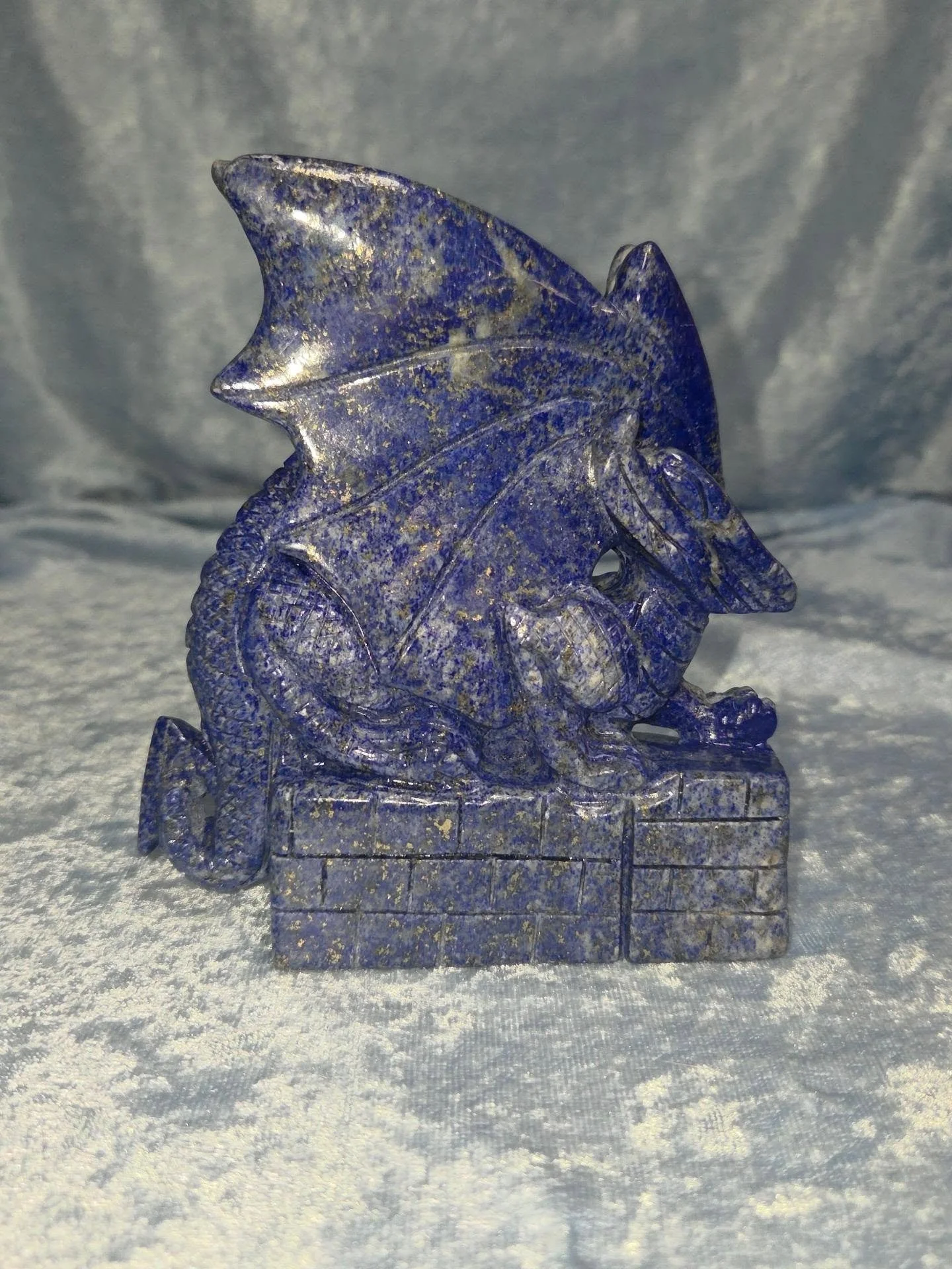 💙𝐋𝐀𝐏𝐈𝐒 𝐋𝐀𝐙𝐔𝐋𝐈 𝐃𝐑𝐀𝐆𝐎𝐍💙--$2️⃣5️⃣0️⃣

𝗟𝗮𝗽𝗶𝘀 𝗟𝗮𝘇𝘂𝗹𝗶 is a stone that promotes royal virtues and spirituality, bringing out your inner queen or king. 👑 It helps activate the 3rd Eye chakra, enhancing intuition, intellectual a