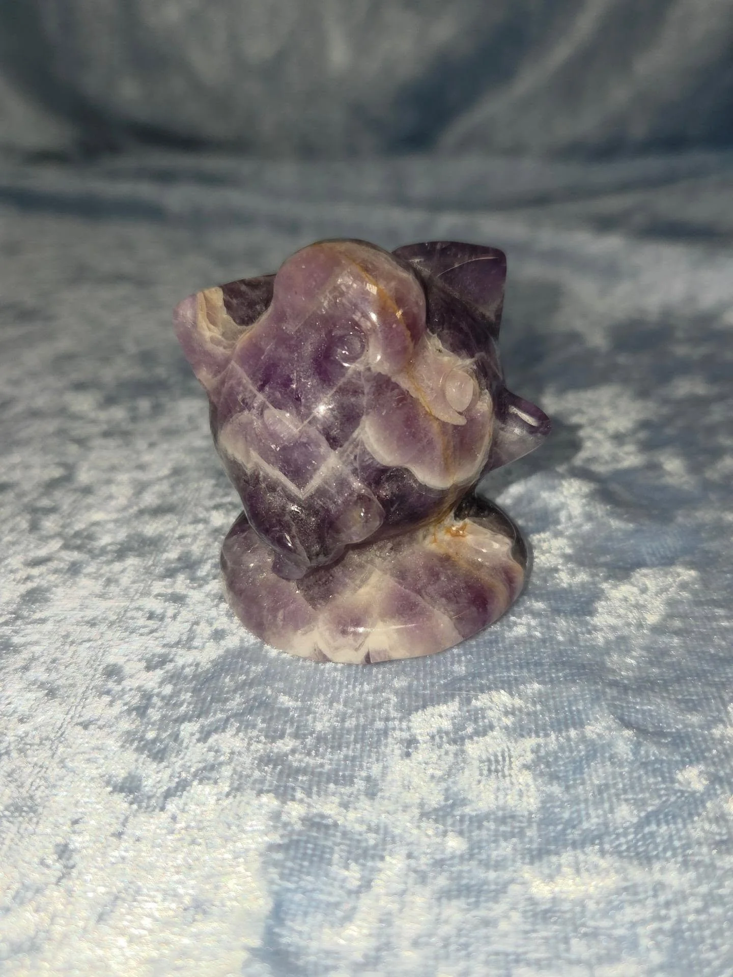 💜𝐀𝐌𝐄𝐓𝐇𝐘𝐒𝐓 𝐉𝐈𝐆𝐆𝐋𝐘𝐏𝐔𝐅𝐅💜--$3️⃣0️⃣

𝗔𝗺𝗲𝘁𝗵𝘆𝘀𝘁 promotes moderation where one might go to extremes as well as helping to calm anger and relieve frustration. 💜 As a powerful third eye and crown chakra stone, amethyst aids in medi
