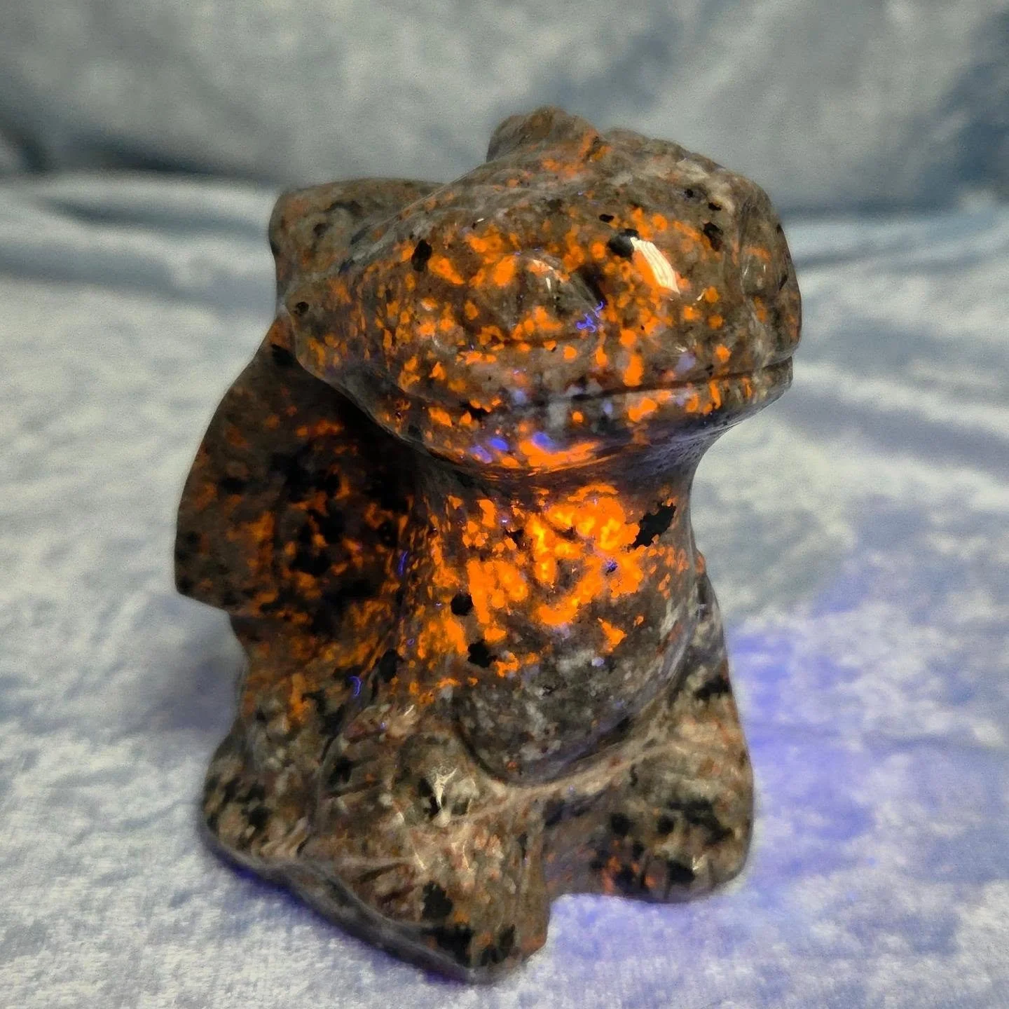 🧡𝐘𝐎𝐎𝐏𝐄𝐑𝐋𝐈𝐓𝐄 𝐃𝐑𝐀𝐆𝐎𝐍🧡--$7️⃣5️⃣

𝗬𝗼𝗼𝗽𝗲𝗿𝗹𝗶𝘁𝗲, a UV reactive crystal from Michigan's Upper Peninsula, promotes clarity, understanding, and truth-seeking. 🌟 It provides strength during change, calms anxiety and stress, and help