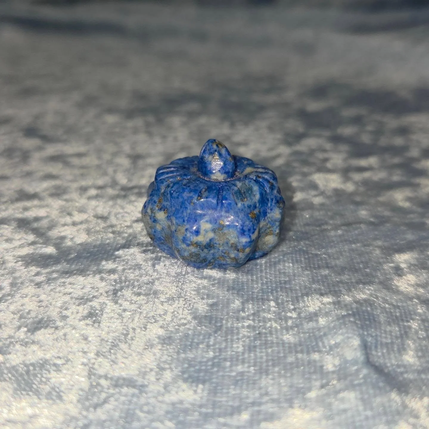 💙𝐋𝐀𝐏𝐈𝐒 𝐋𝐀𝐙𝐔𝐋𝐈 𝐏𝐔𝐌𝐏𝐊𝐈𝐍💙--$1️⃣5️⃣

𝗟𝗮𝗽𝗶𝘀 𝗟𝗮𝘇𝘂𝗹𝗶 is a stone that promotes royal virtues and spirituality, bringing out your inner queen or king. 👑 It helps activate the 3rd Eye chakra, enhancing intuition, intellectual ab