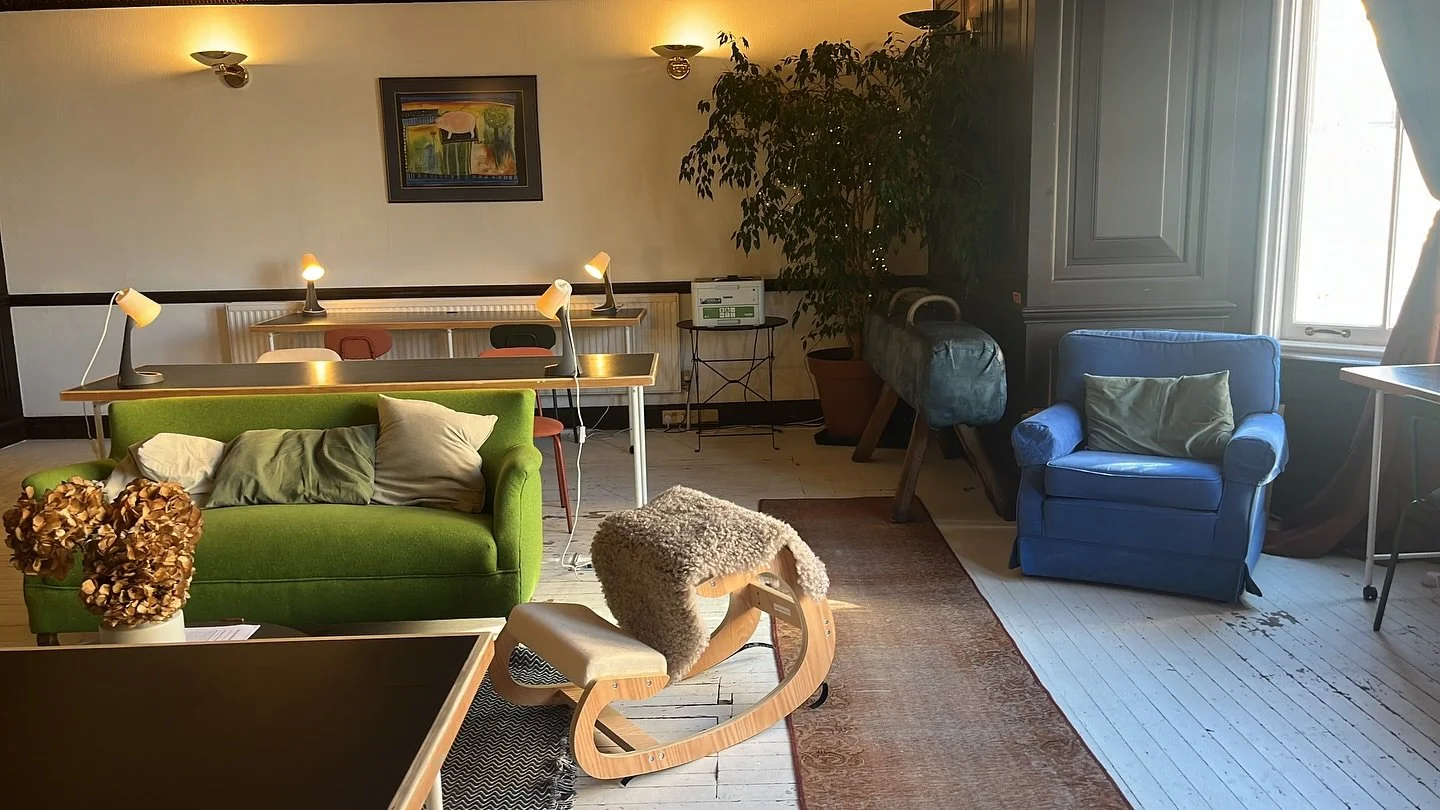 Quiet morning alone in the quiet room 👀