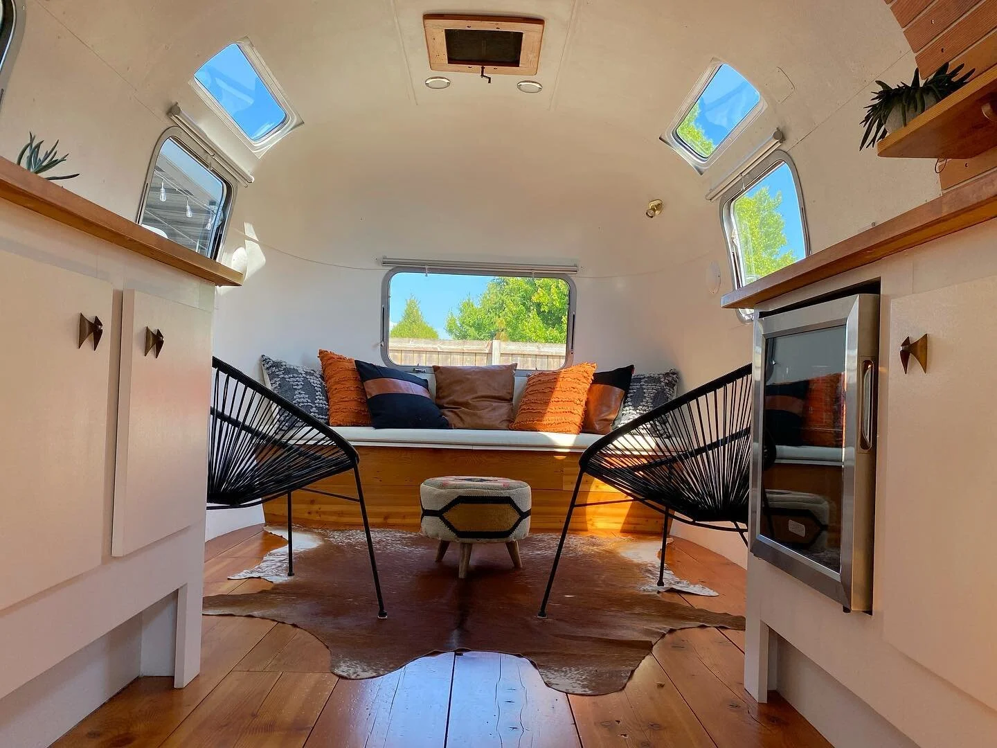 East Tennessee hangin in the Pony tonight! @morganwallen 🥃
&bull;
&bull;
&bull;
#stolenponylounge #airstream
#morganwallen #country #airstreamgreenroom  #countrymusic #livenationnw #airstreamlounge #partyonwheels