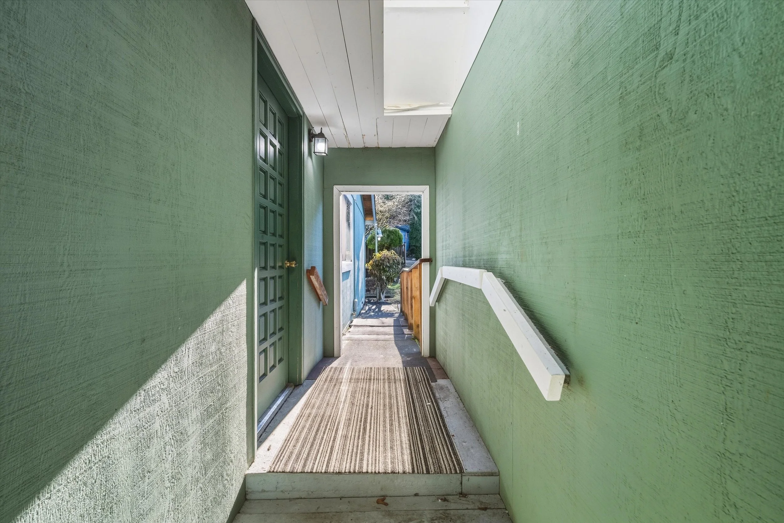 08-3811 York St-191.jpg