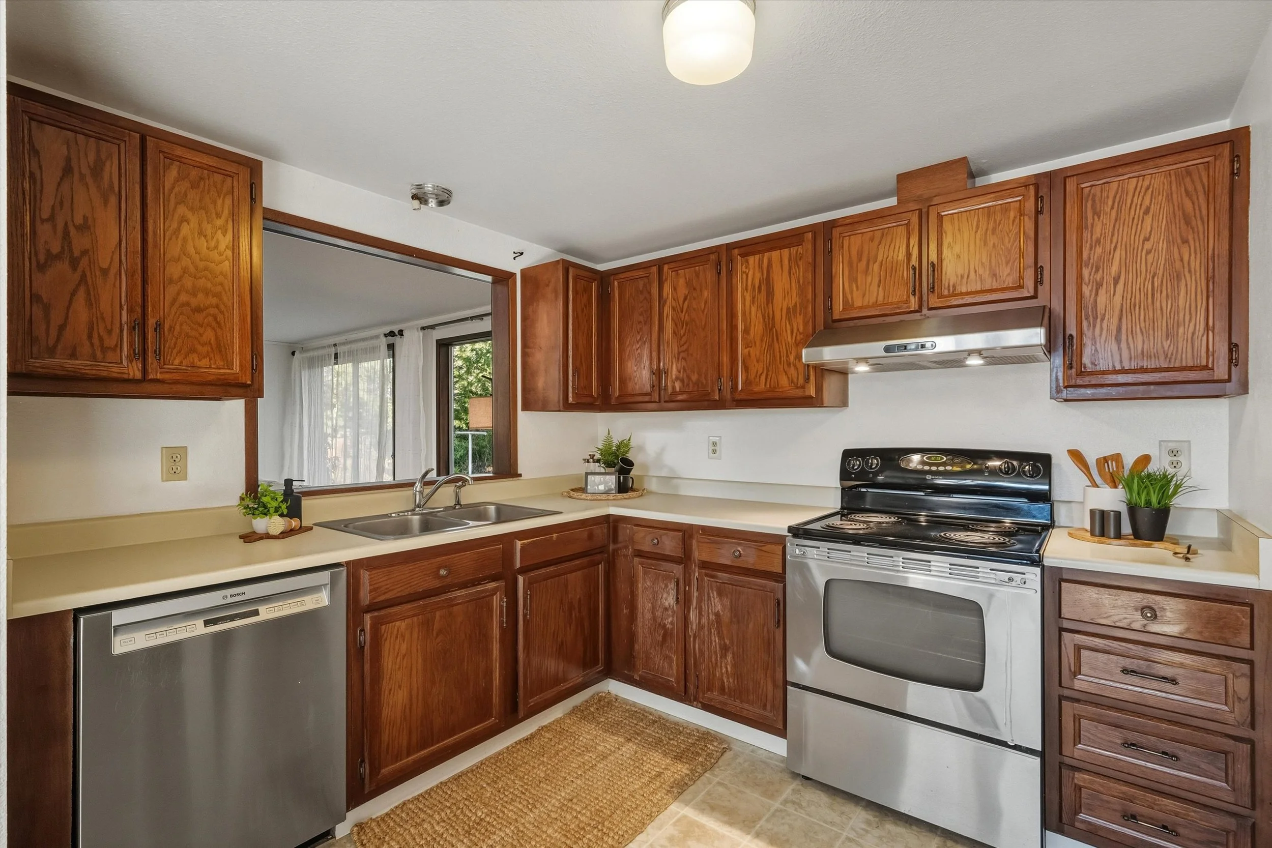 54-3811 York St-107.jpg