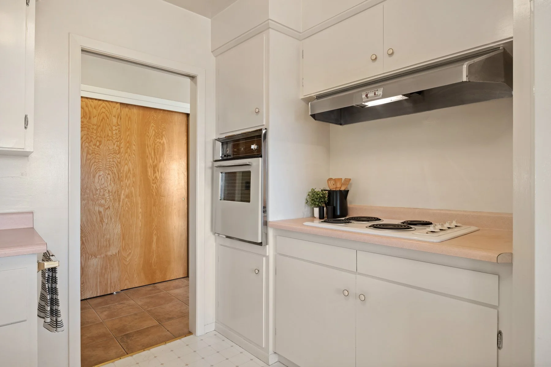 074_1145_Undine_St_Jacson_Bevens.jpg