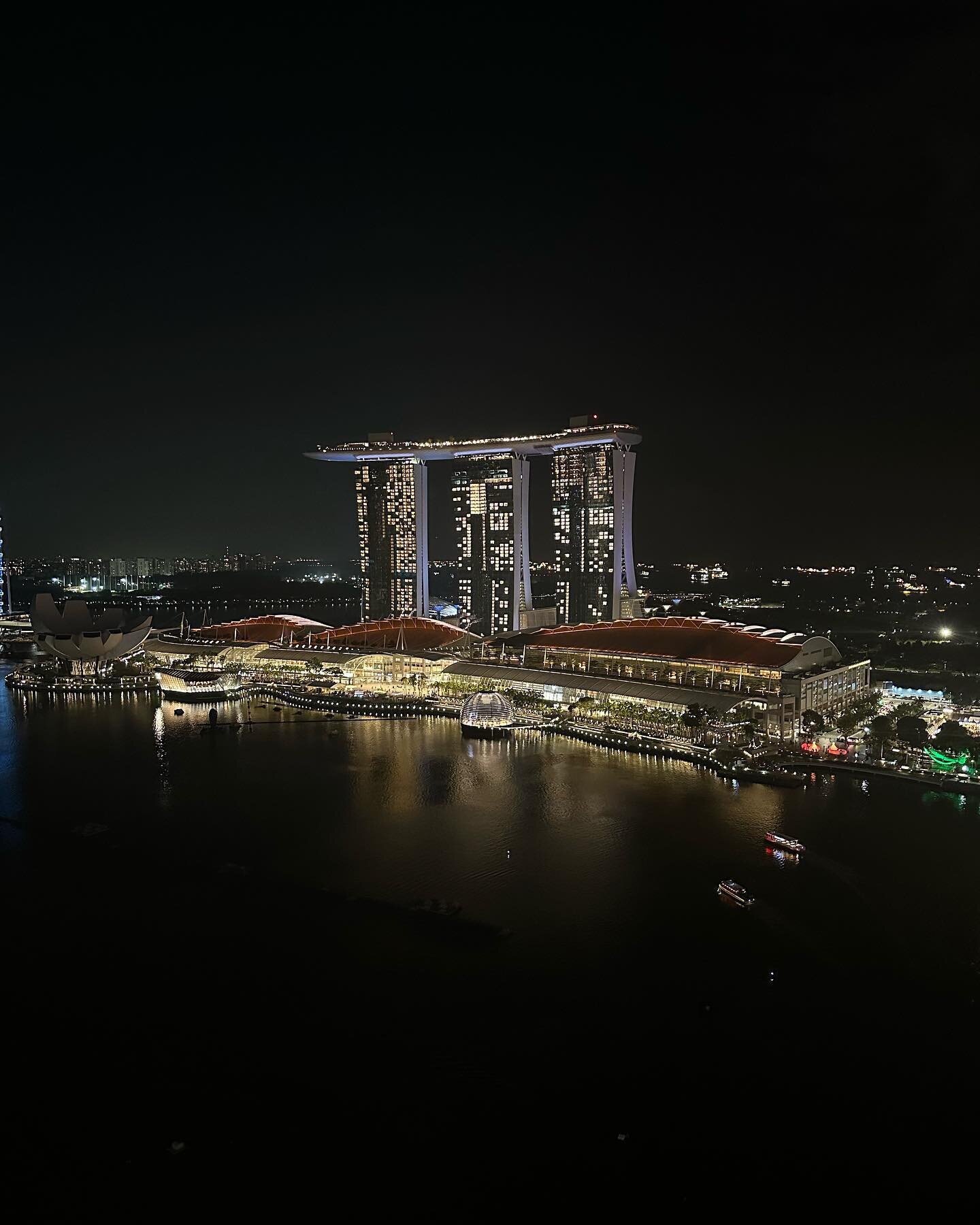 The Marina Bay Sands in Singapore. What a picturesque piece of architecture 😱!
.
.
.
.
.
#singapore #admontravels #luxury #travel #travelagent #flyaway #marinabaysands #architecture