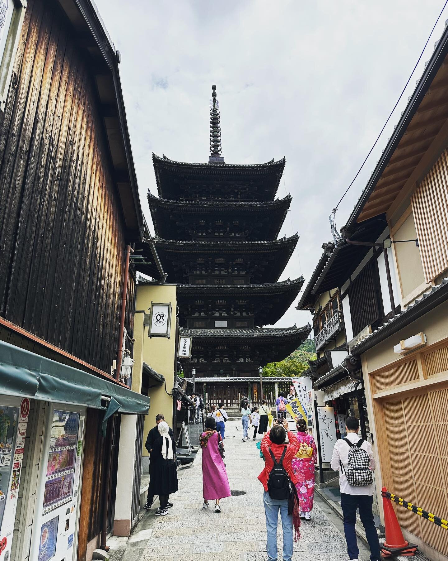 Turning down an alley in Kyoto and finding this beauty 🏯
.
.
.
.
#japan #kyoto #luxury #luxurytravel #viptravel #admontravels #lux #travel #traditional #temple #gion #traveller