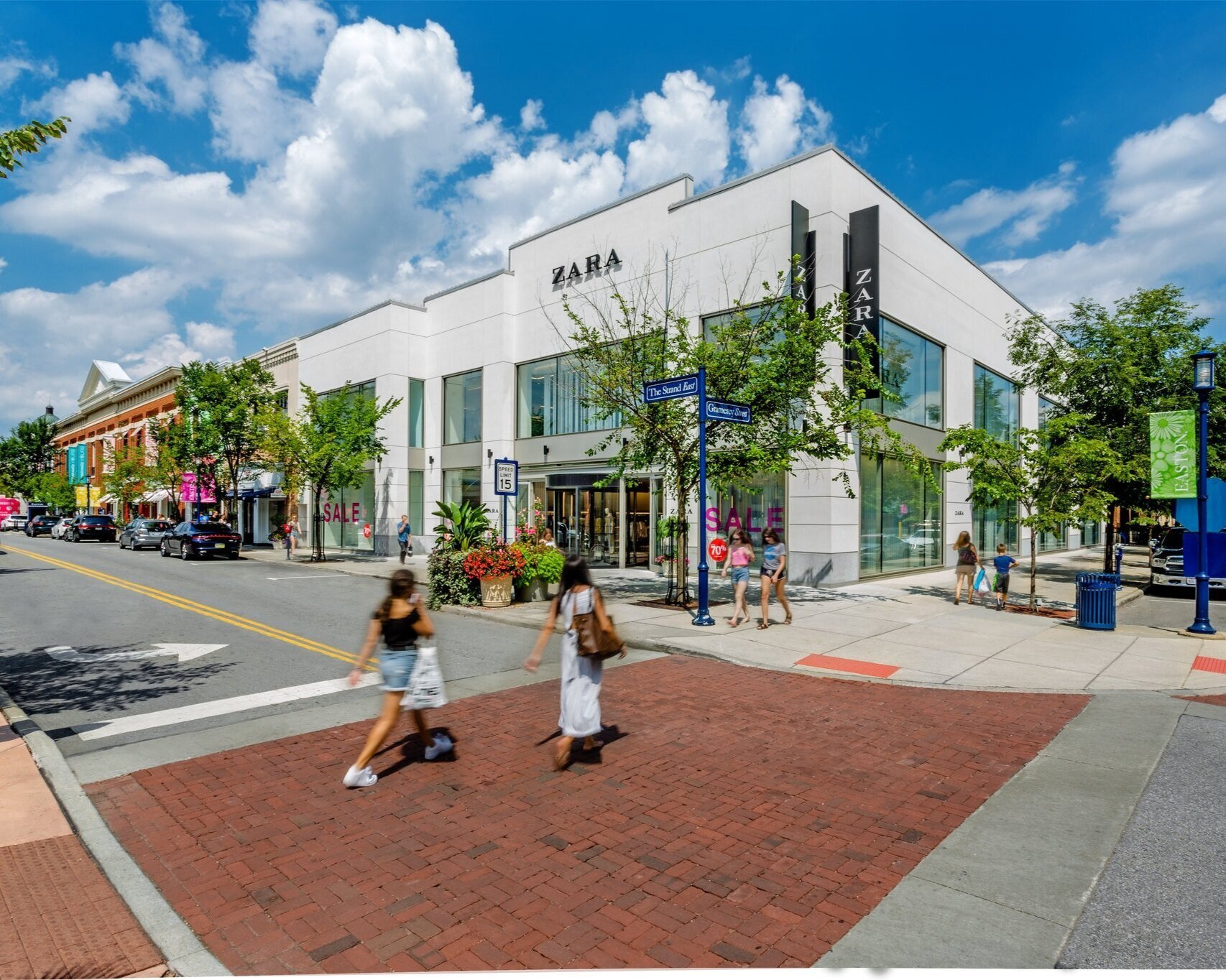 36 Shopping At Easton Town Center Ahead Of Consumer Confidence