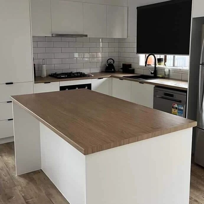 #whiteandwood kitchen

A kitchen reno for a fellow tradie down in hastings. Go say hello to the Pelicans by the marina 🦢

Polytec white matt finishes, boston oak laminate benchtops, black lip-pull handles, lek softclose hardware.