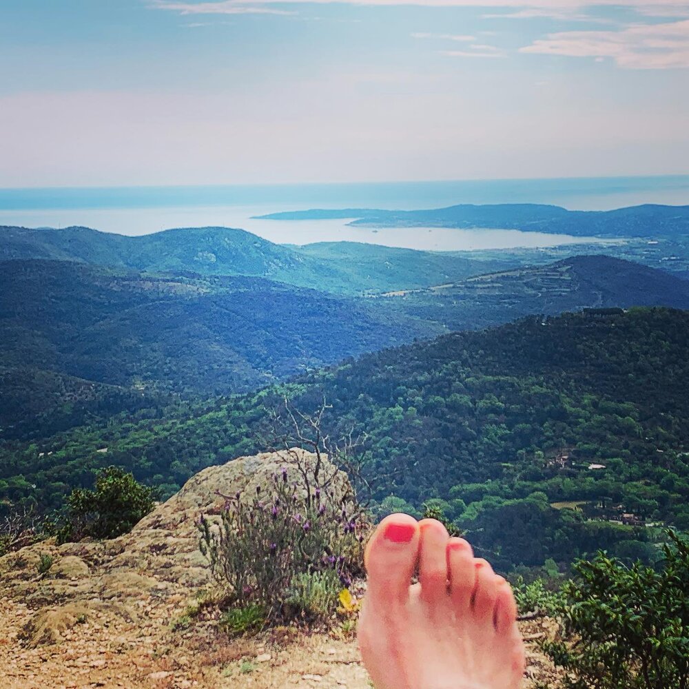 Hike interrupted! Had to sit down, kick off my boots, and gather some electrons and early UVA. 

And this view of the Gulf of St Tropez never gets old. 💛☀️

#quantumbiology, #sunlight, #structuredwater, #freshair, #birdsong, #energy, #gratitude