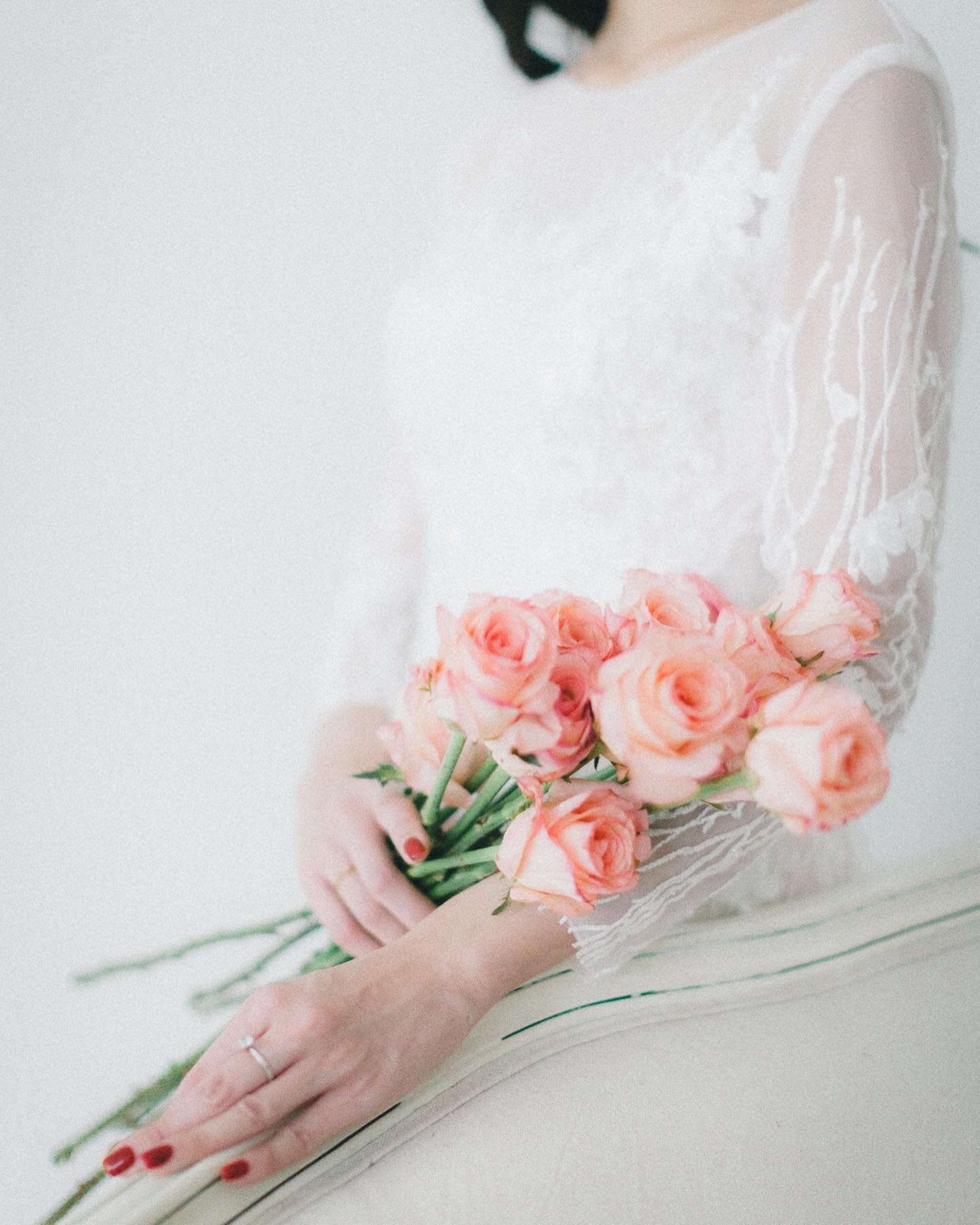 Elegant simplicity. 
.
.
.
.
.
.
.
.
#blissnblooms 
#bridalportraits 
#minimalist