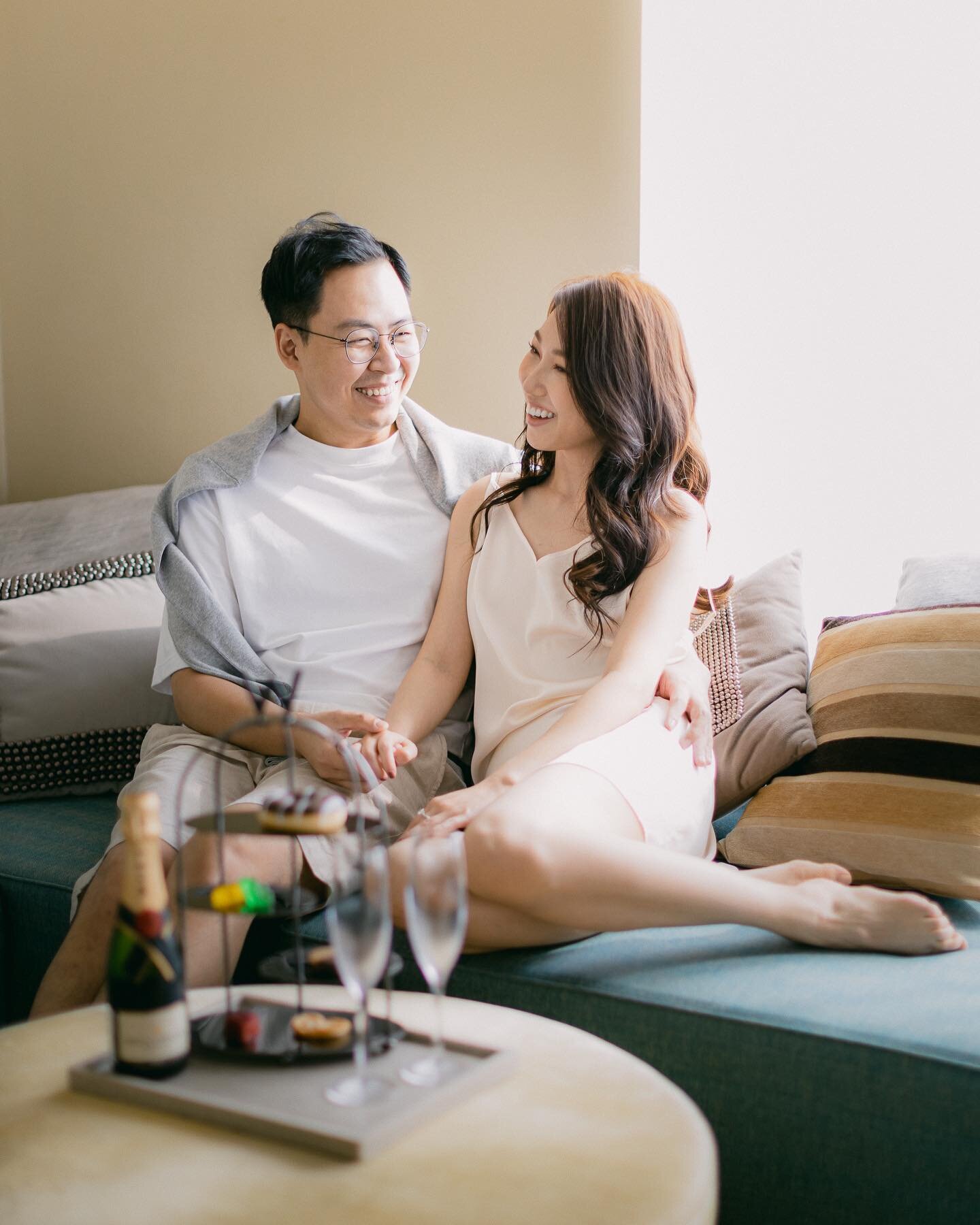 Weekend vibes. 🍾🥂

#staycationhk 
#preweddinghk 

Couple @queenie.720 @tommy_wong_87 
Photography @blissnblooms 
Hair and Makeup @echo_makeup 

#blissnblooms
#blissnbloomscouple