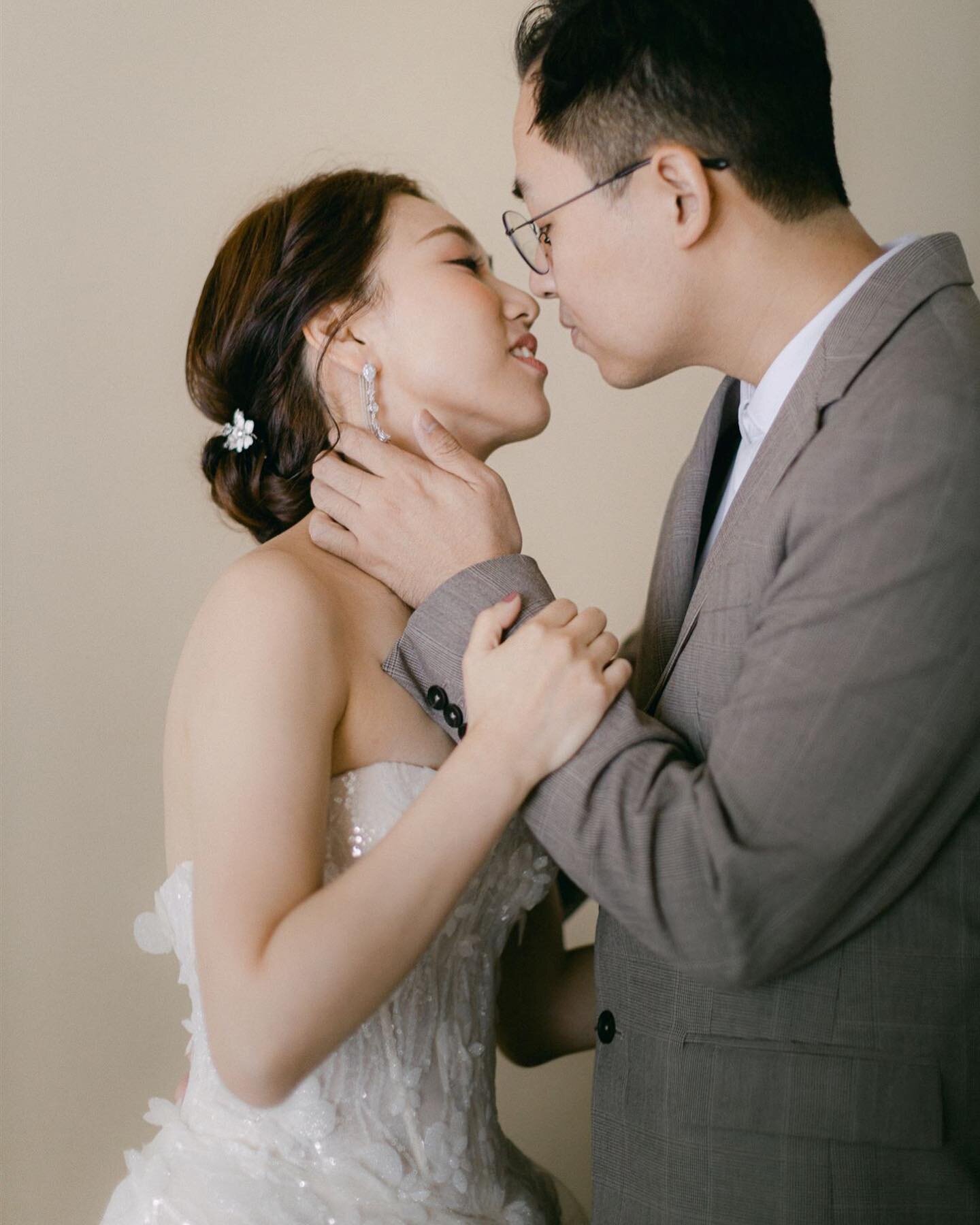 I still get butterflies every time you kiss me. 🧡

#staycationhk 

Couples @queenie.720 @tommy_wong_87 
Photography @blissnblooms 
Hair and Makeup @echo_makeup 
Bridal Accessories @downtheaisleatelier 
.
.
.
.
.
#blissnblooms 
#blissnbloomscouple 
#