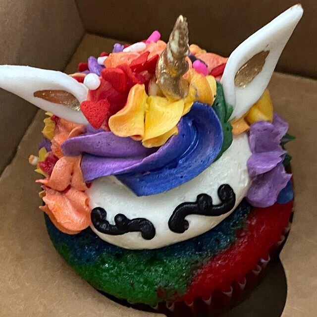 Presenting the Unicorn Cupcake 🦄 from Molly&rsquo;s Cupcakes in the Greenwich Village. It tastes just as good as it looks! #nyc #cupcakes #greenwichvillage #mollyscupcake