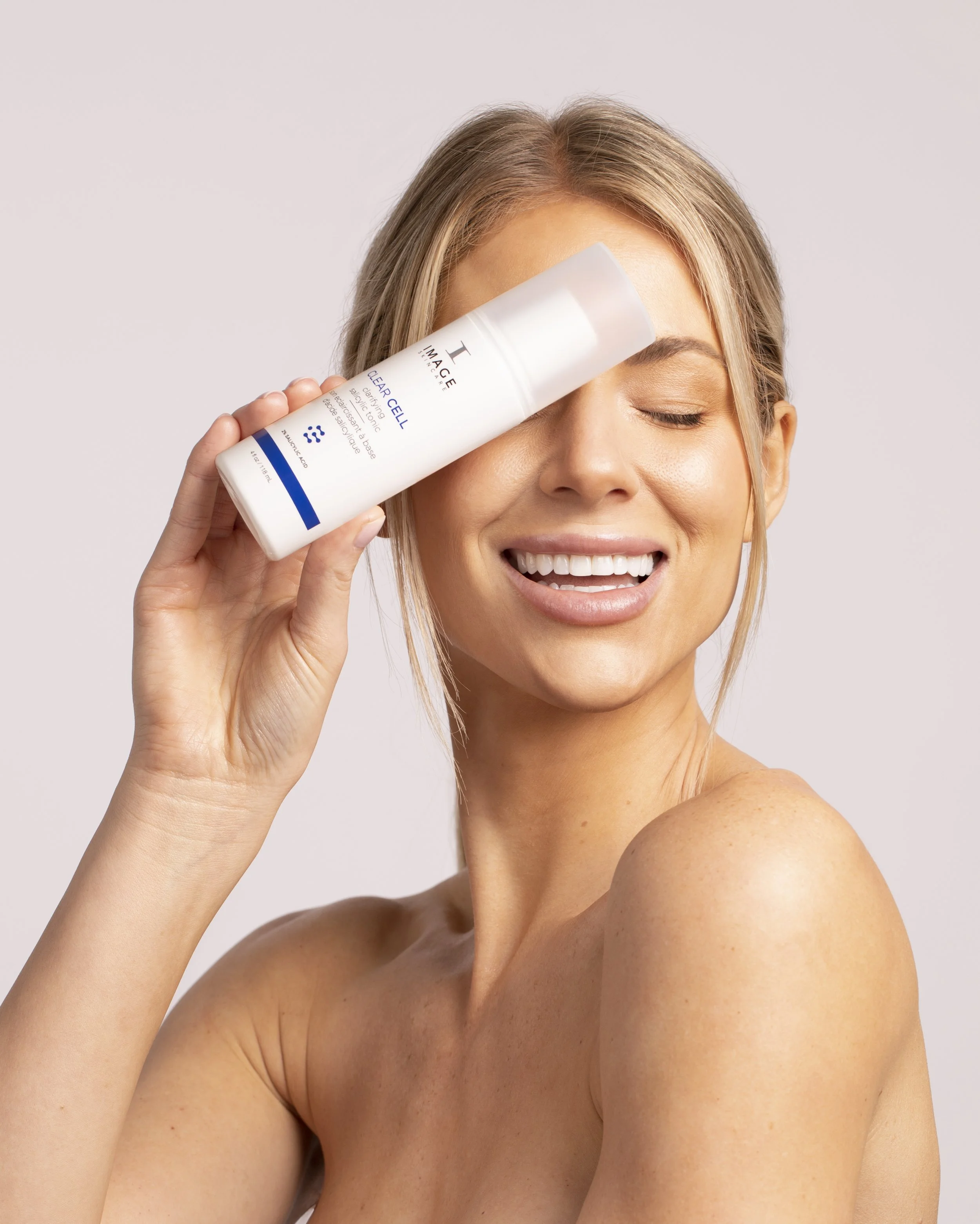 CLEAR-CELL-CLARIFYING-SALICYLIC-TONIC-LIFESTYLE-03.jpg