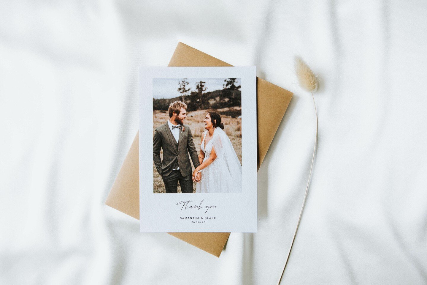 Thank your guests for being a part of your day with our photo thank you cards 🤍

Photo by @eikon._