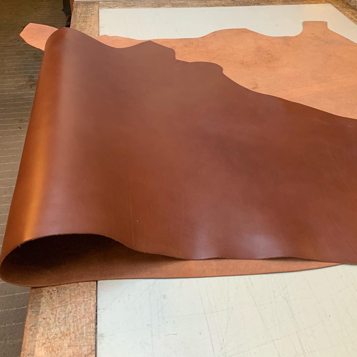 Just in ☀️ 
Dakota i fargen Ambra.
- vegetabilsk side 
- finnes ogs&aring; i svart 
- ca 2 mm 
- Perfekt til det meste 🥳 
#leathercraft #l&aelig;rogskinn #leatherwork #l&aelig;rarbeid #handmade