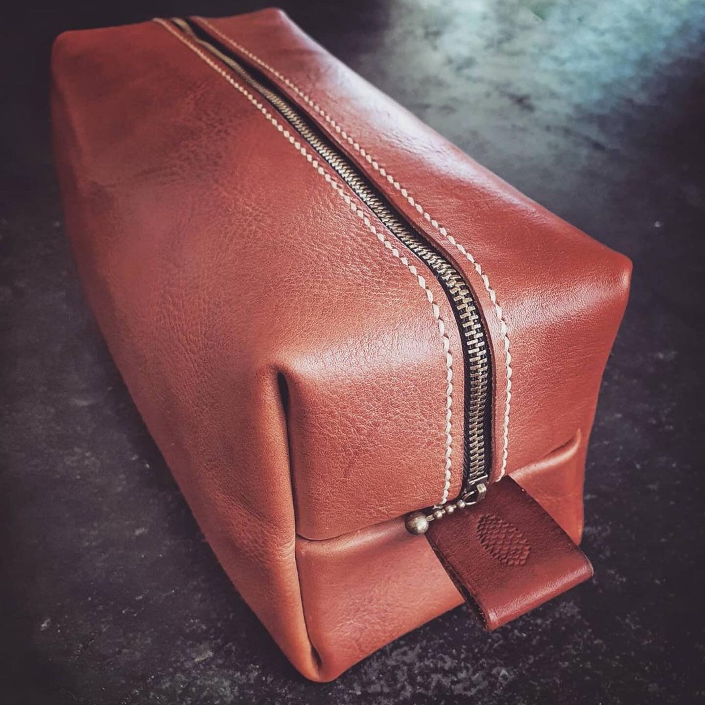 🔄repost fra @olejfurs 
Flott toalettmappe i v&aring;r &laquo;viking&raquo; forpart. 
・・・
#leathercraft #l&aelig;rarbeid #handmade #salmakers&oslash;m