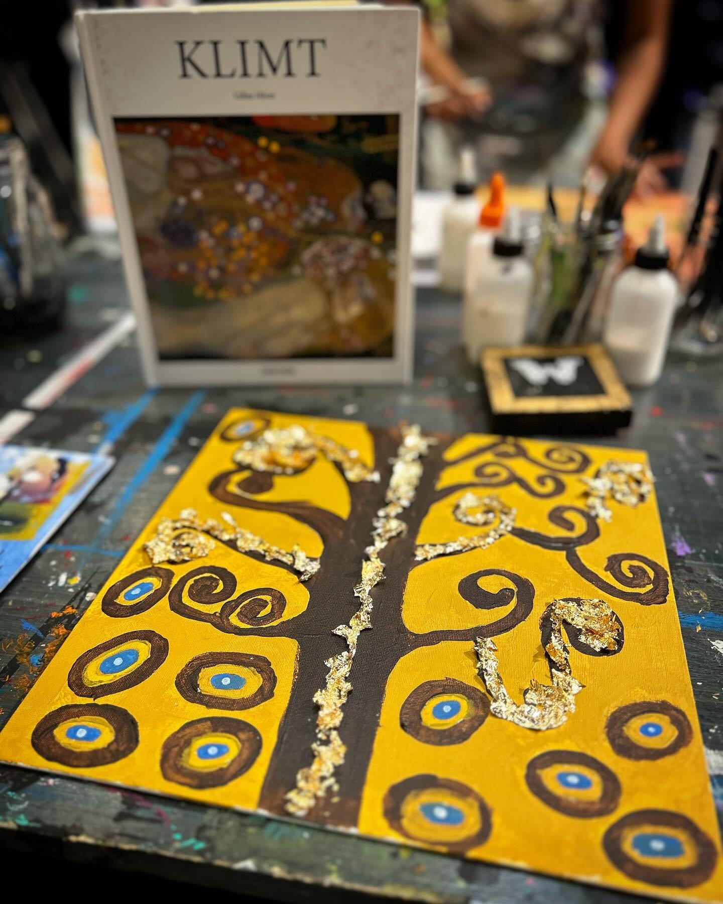 Ooooh, MOTHER&rsquo;S DAY/SUNDAY FUNDAY/BIRTHDAY CLASS was blissfully Not Your Average! We went with Gustav Klimt (and a splash of Basquiat) as our motivation which means the patterns were popping and the gold was glistening. 
Some days we like to sh