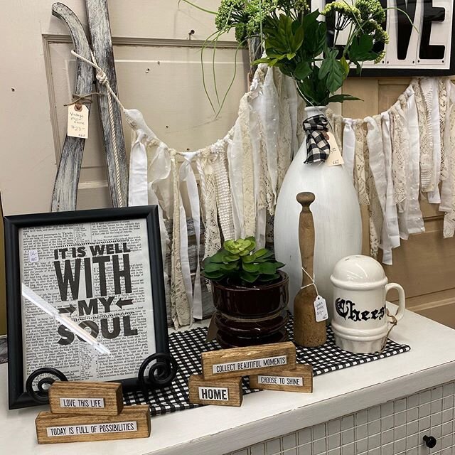 MODERN FARMHOUSE STYLE AND CREATED SIGNS . 🏡🏡🏡 RUSTY BARN JUNQUE. SHOP 4. #moorheadantiquemall #rustybarnjunque #modernfarmhousestyle #magnoliahome #blackandwhitedecor #signs #created #talentedmakers #repurposedfurniture #repurposedwares #antiques