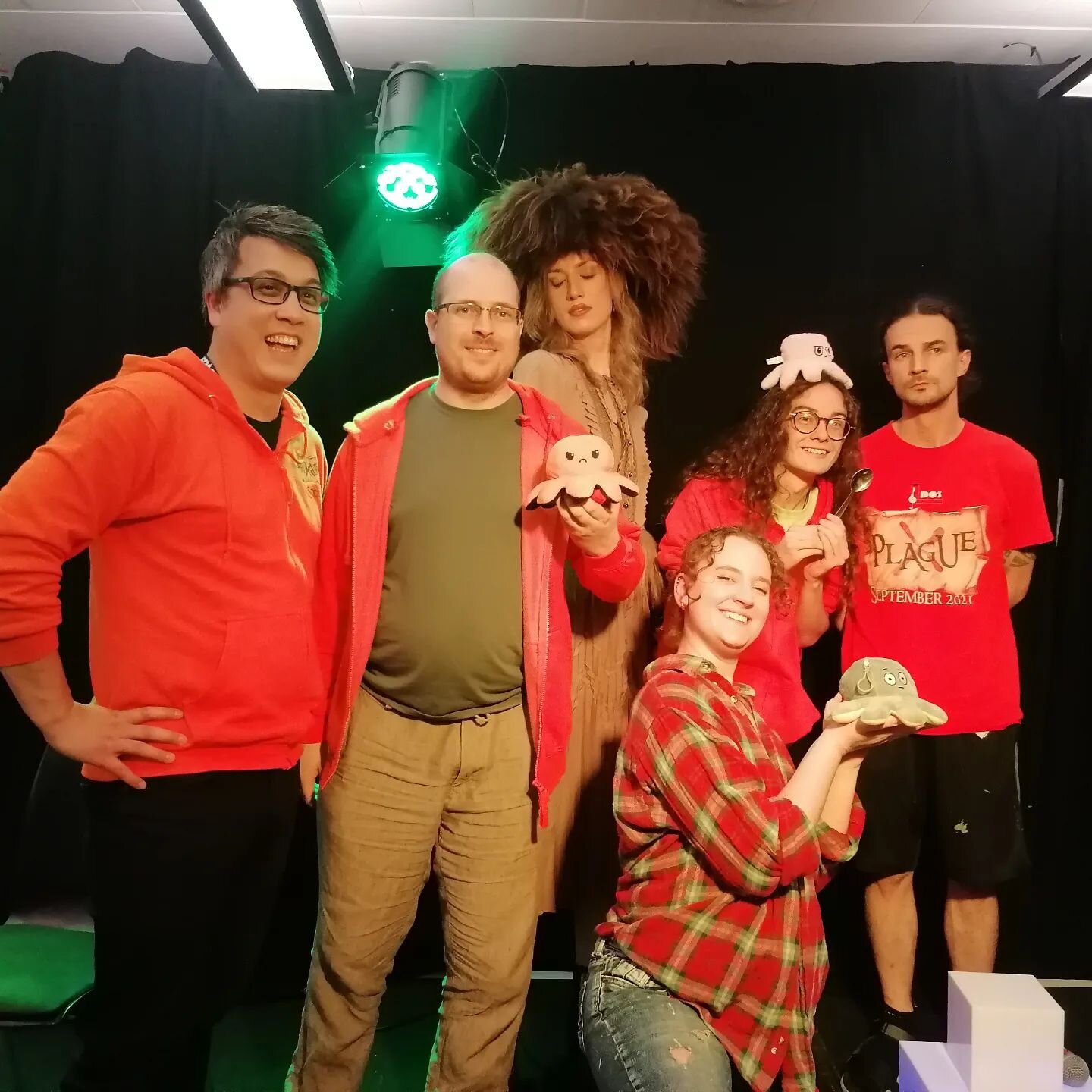 Our Chaotic Neutral hosts were delighted to see the Plague cast @sidgwickandsanders at our show last night!  They matched Knifey's colour scheme perfectly 🧡🐙🧡 #edfringe #edfringe2022