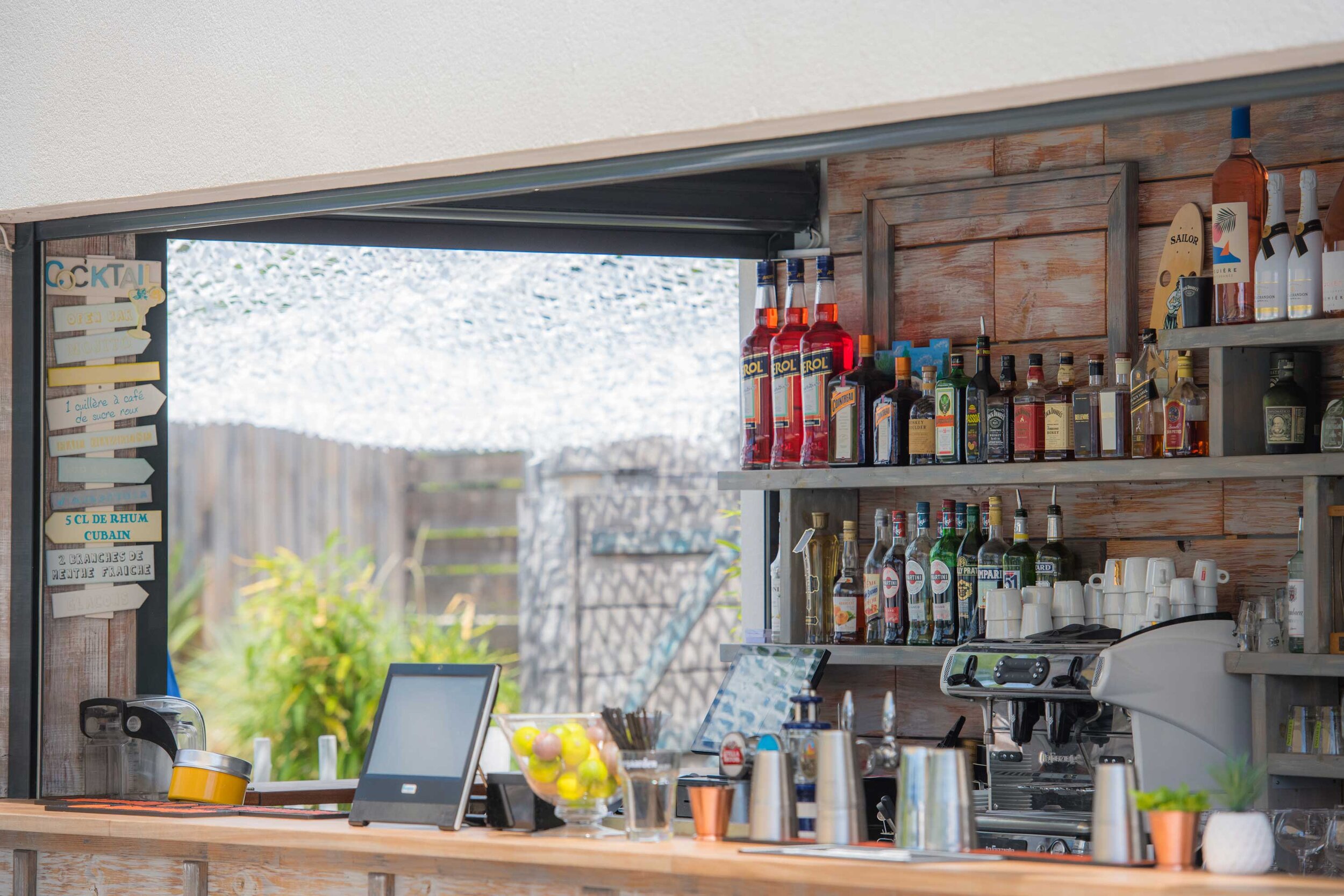 Lagon-Bar-Pic.jpg