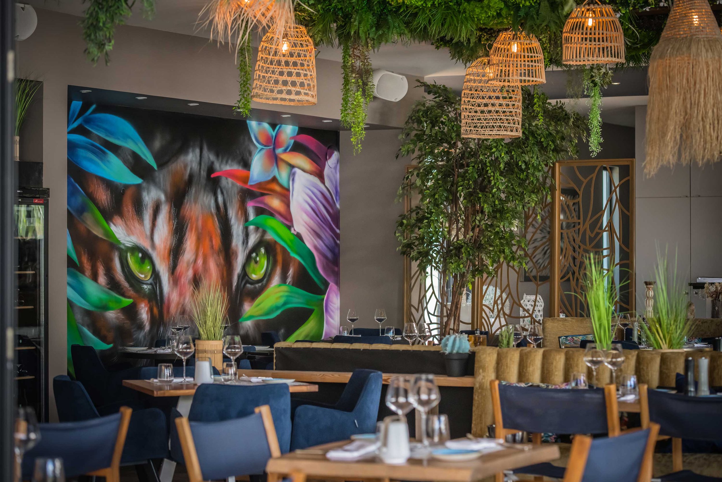 Restaurant du Lagon à Mandelieu, terrasse sous les palmiers