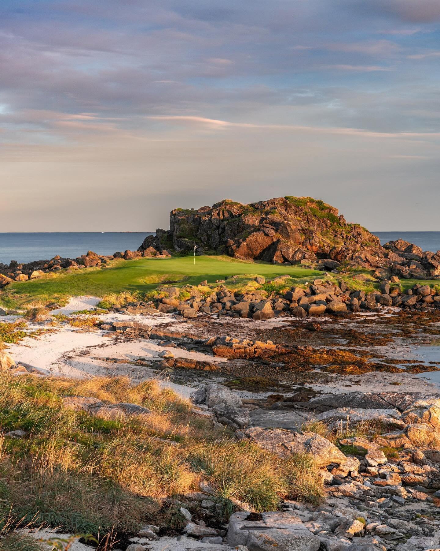 🇳🇴 During the entire week at Lofoten Links, nature blessed me with a few hours of dreamy light. Due to its location in the Arctic Circle and angle of the sun, the light and colours are otherworldly. This is a shot of the famous 2nd during sunrise. 