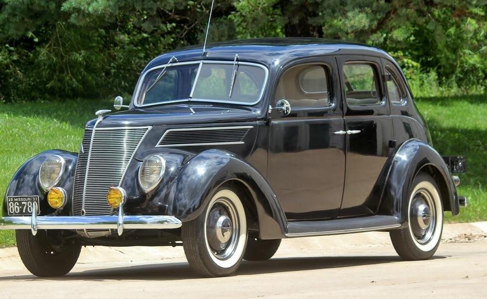 1937 Ford Sedan
