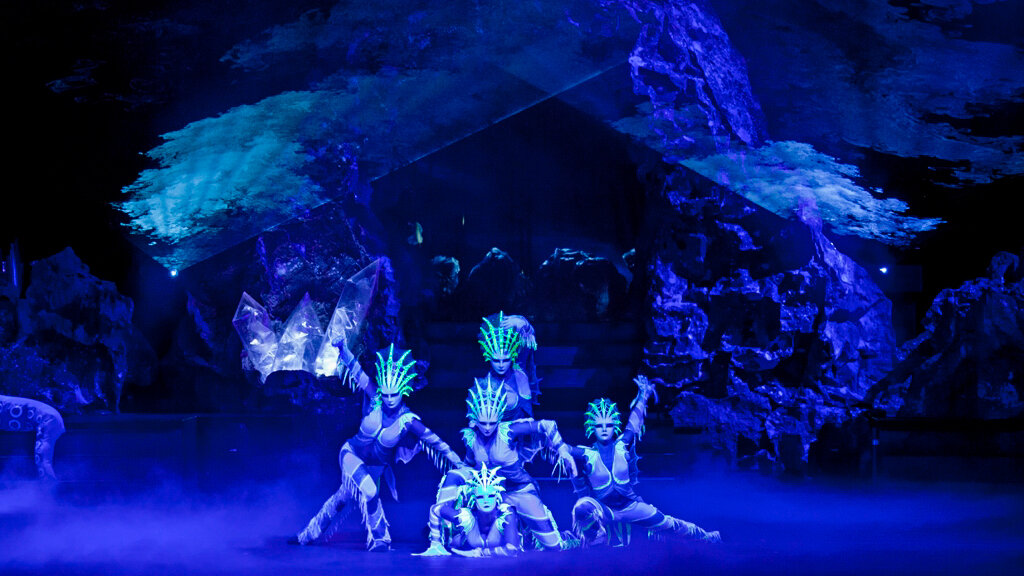 22_PHOENIX_Underwater Fantasy World Characters_Female Gymnasts_Flames of the PHOENIX Touring Production_Stadthalle Vienna_Austria.jpg
