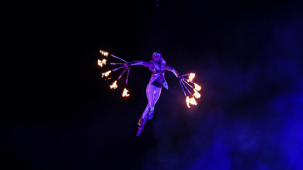 Luftakrobatin mit Feuerfächern, Österreich