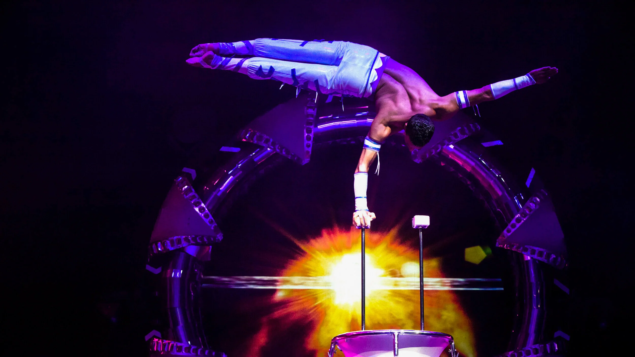 Handstand Artist Soloauftritt, Honda Show, Lettland