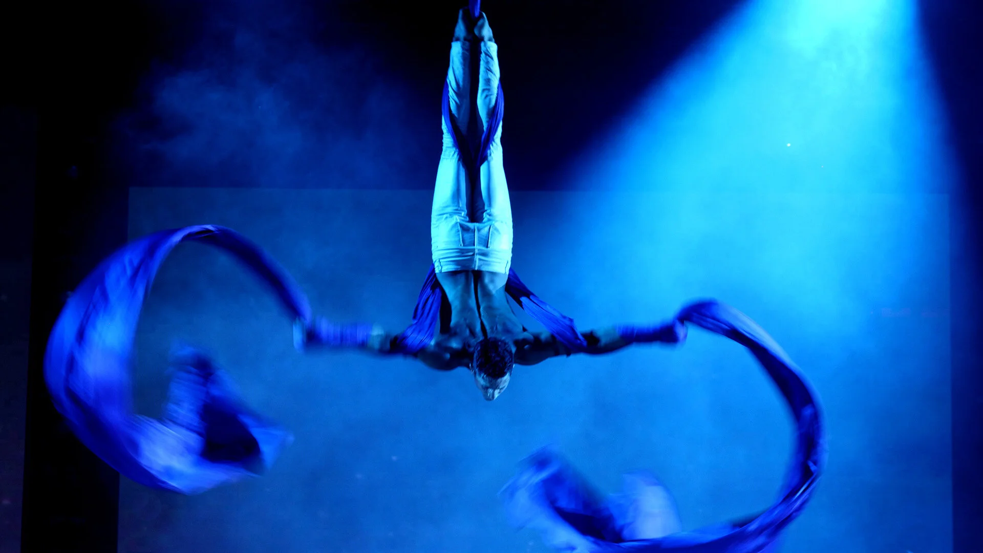 Eleganter Vertikaltuchakrobat, Aerial Silks, Internationales Bierfest Qingdao, China