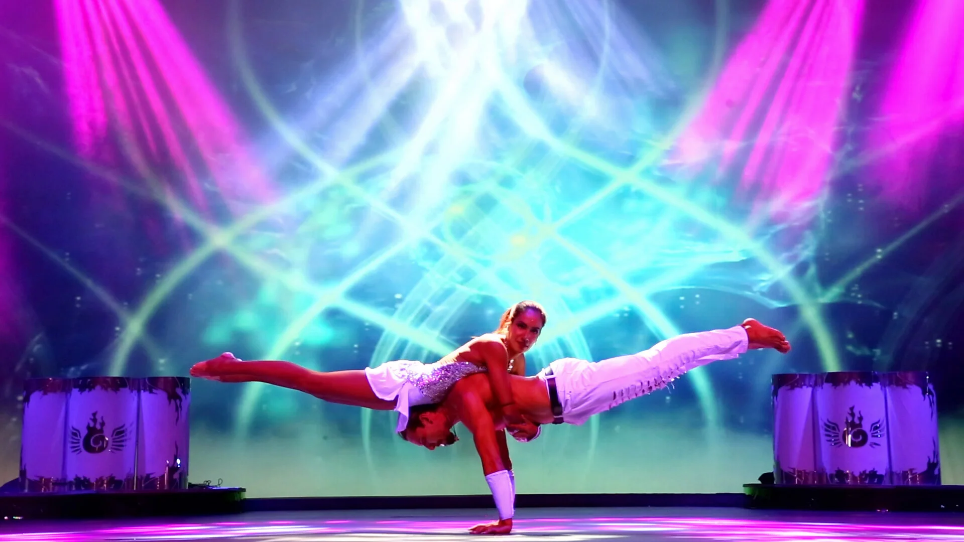 Atemberaubende Akrobaten, scheinbar schwereloses Pärchen, Hand2Hand, branson, Missouri, USA