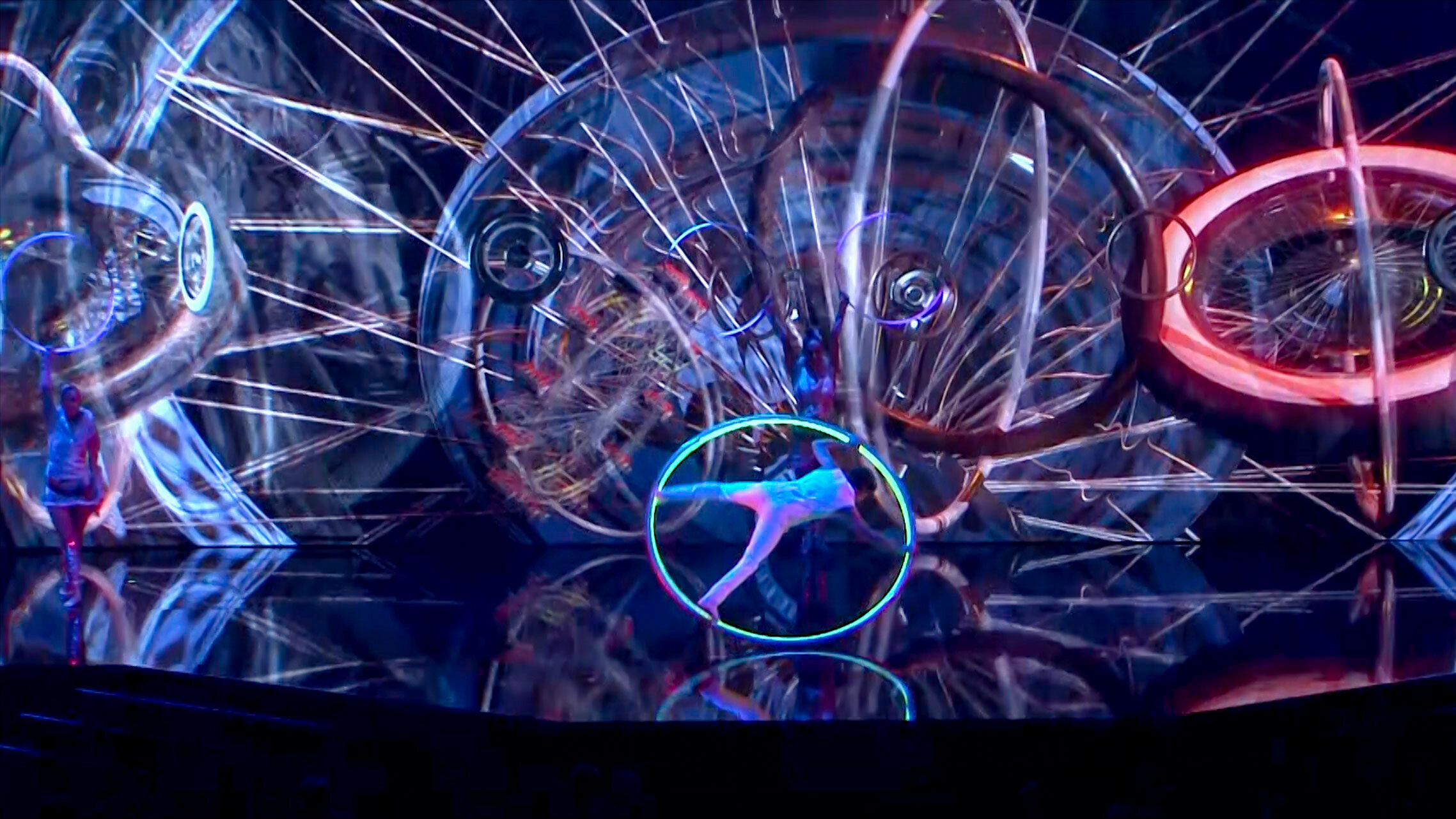 LED Hula Hoop und LED Cyr Wheel Artisten vor interaktivem Hintergrund, Preisgekrönte FIA Award Gala, Hofburg Wien, Österreich