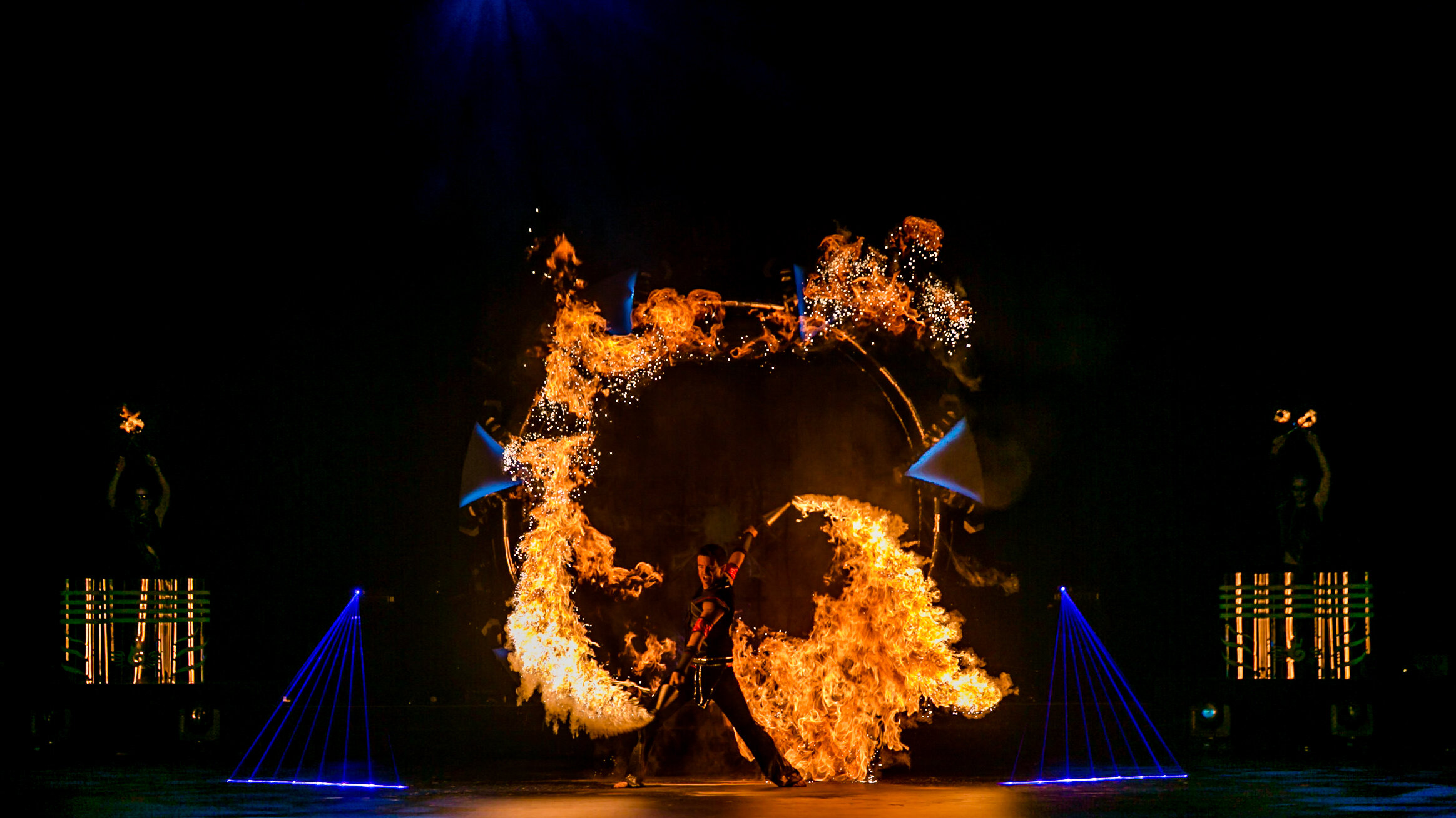 Atemberaubender und kraftvoller Dragon's Breath Effekt (Drachenatem), Illuminaire Großproduktion, Abu Dhabi, Vereinigte Arabische Emirate