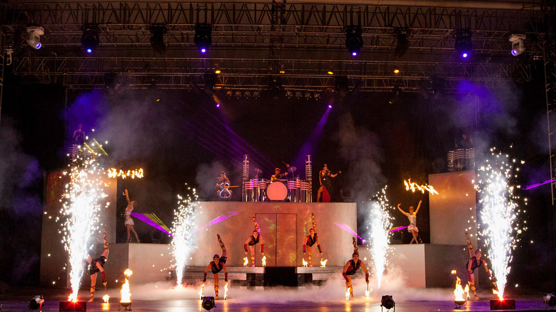 Elegante Feuertänzerinnen mit Feuerequipment und Bühnenfeuerwerk, großes Finale, Destellos Show, Leon, Mexiko
