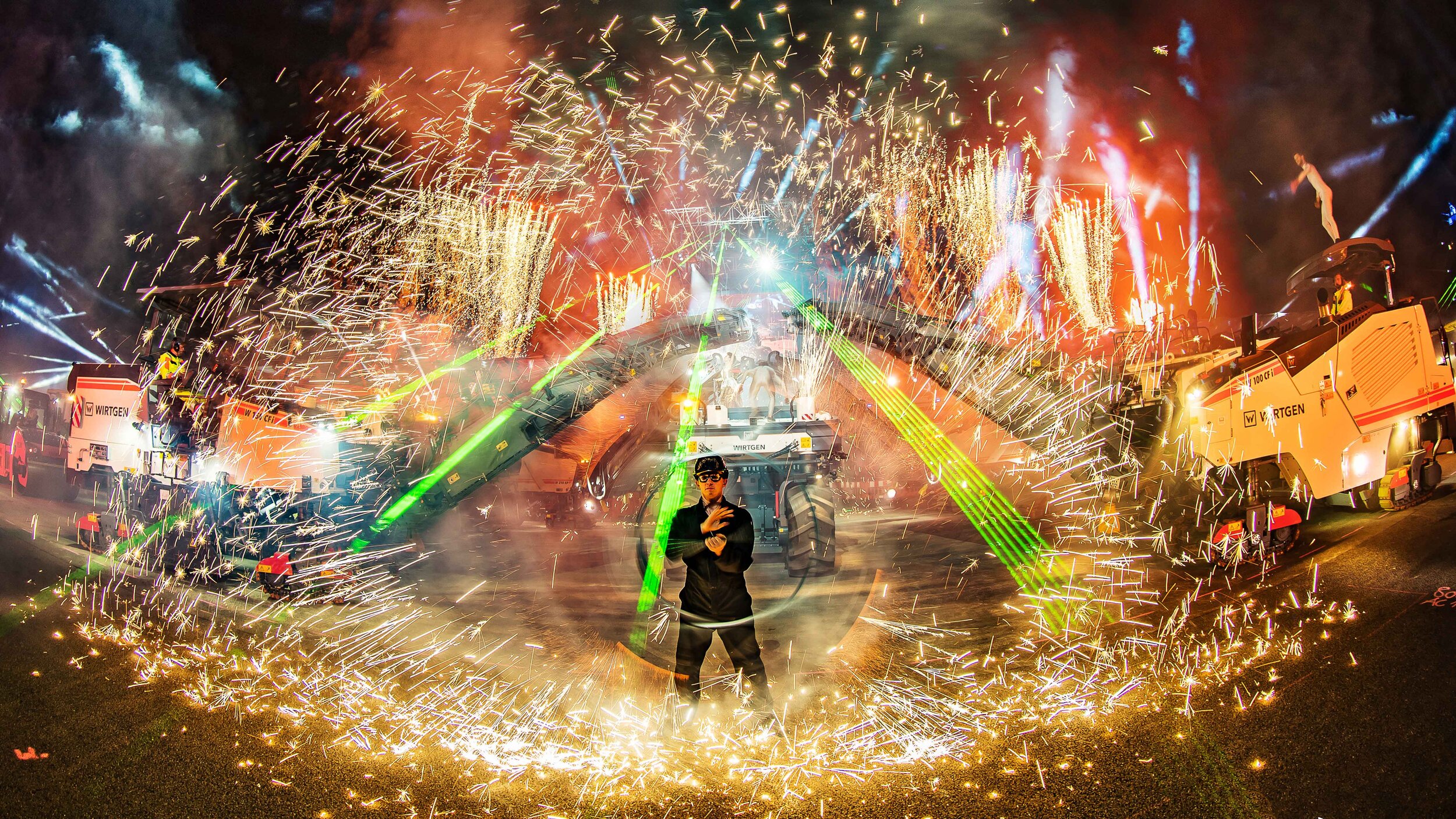 Höhepunkt der Parade - Pyro Xcess, Pyrotechnik Effekt der alles in Funken hüllt, unterstützt von Feuerwerken im Hintergrund und Laser, Produkteinführung, Wirtgen, Deutschland
