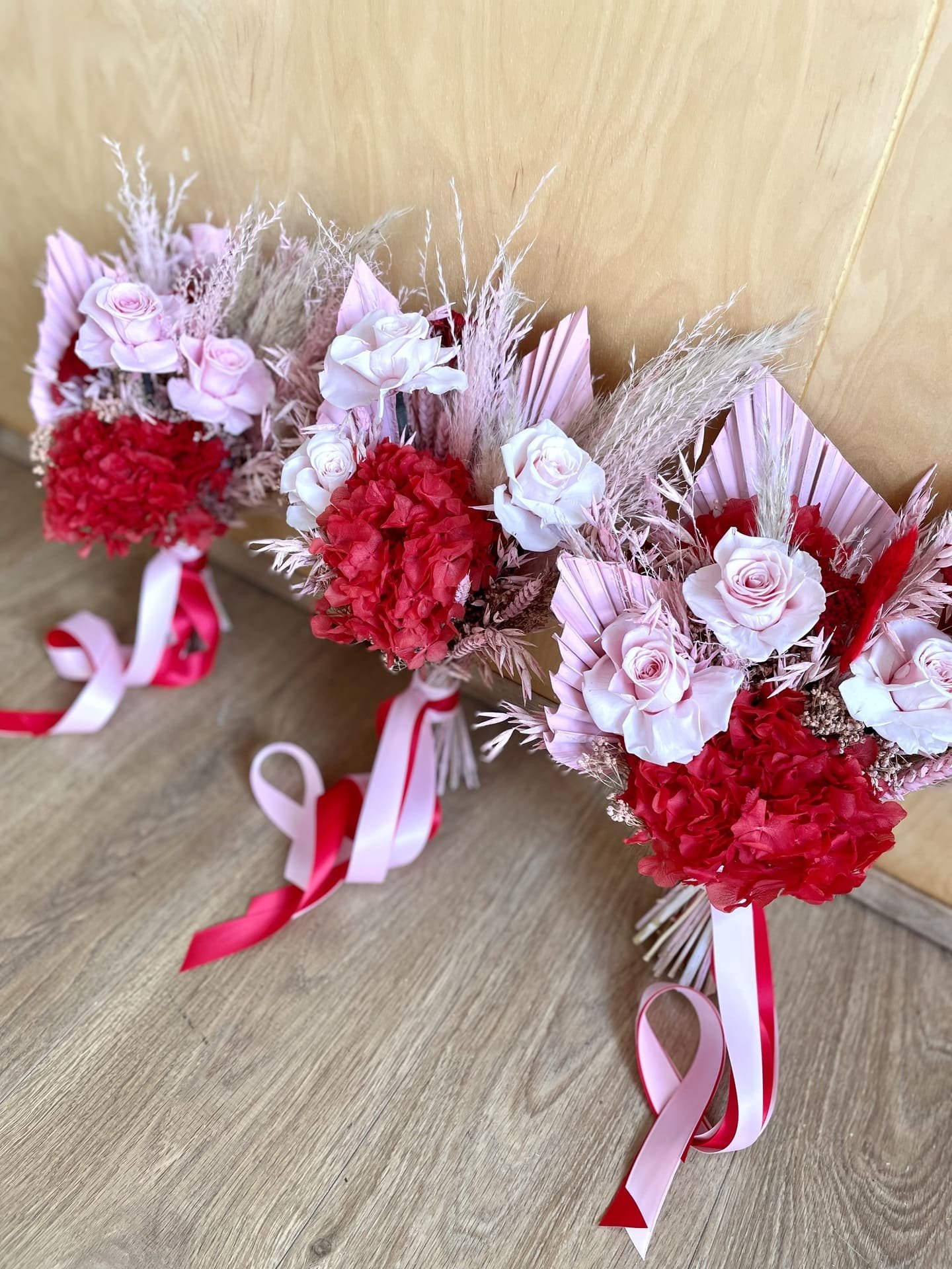 pink-red-bridesmaids-bouquets.jpeg