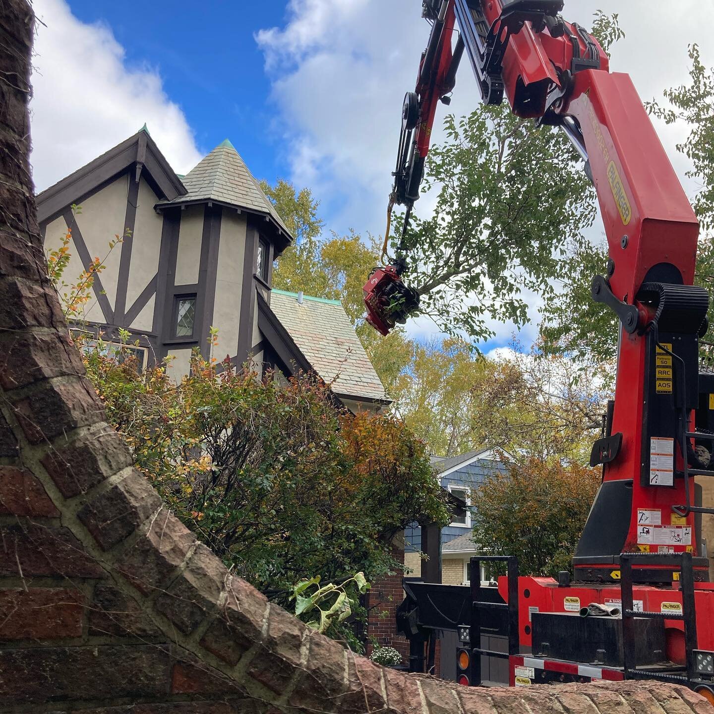 Tight quarters working downtown in Milwaukee&hellip; so tight we had to take the mirrors off the truck to squeeze in!#treemek #arborist #arblife #itfits