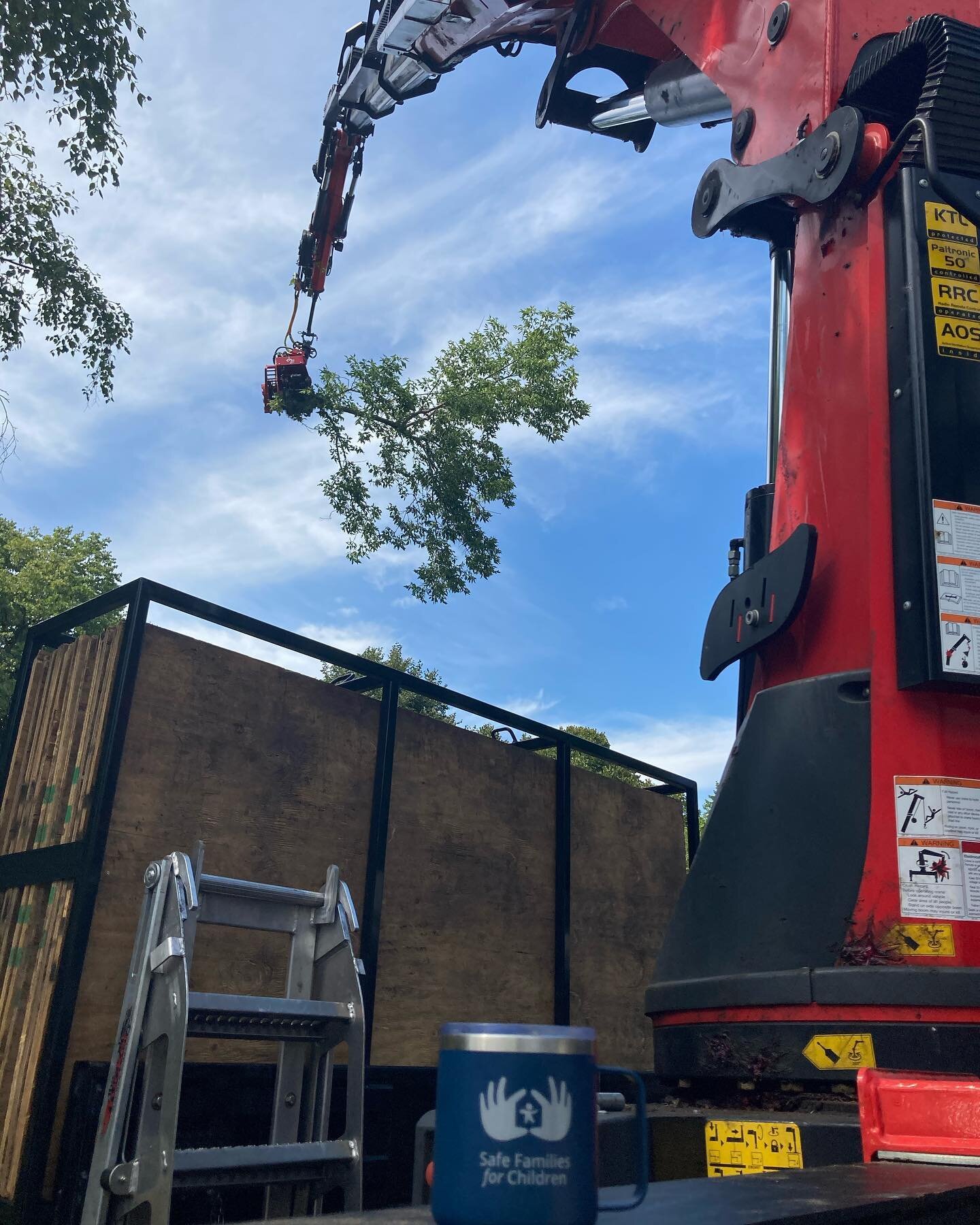 3 good size removals from 1 setup is never a bad thing. Wouldn&rsquo;t want to do it without the Treemek. Ash was growing within inches of the roofline. Great cutting by Sam to keep everything in one piece! Thanks to @safefamiliesmke for keeping the 