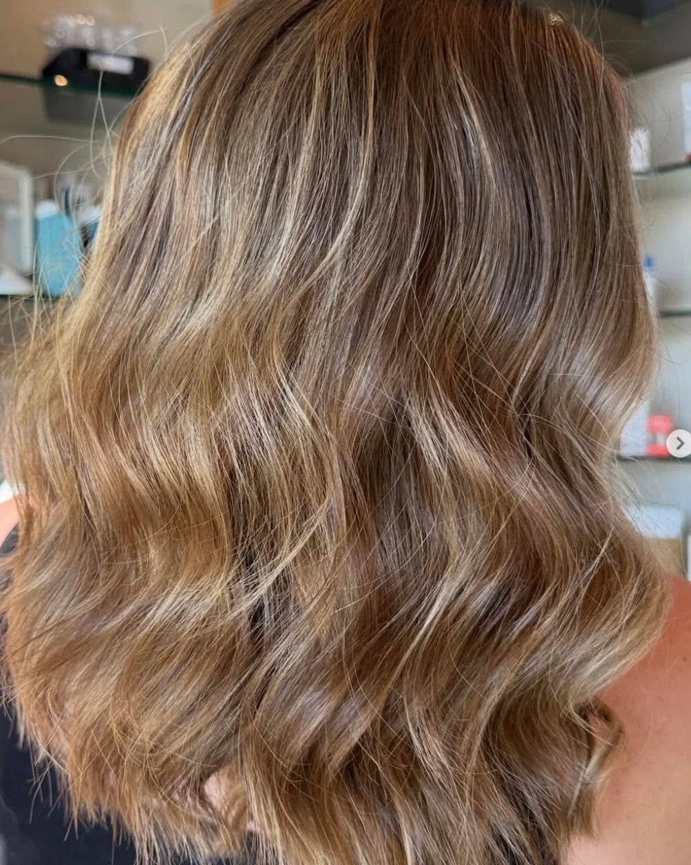 Sometimes all an existing colour needs is an elevation. 

@glowwithcolourbyirma took this client brighter, softer, and seamlessly blended from root to end.

Book with Irma at West 85th today!