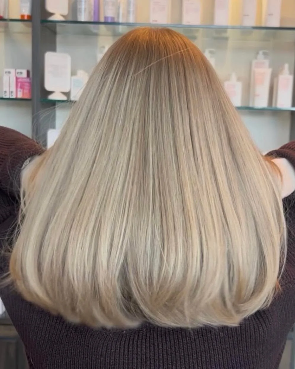 There is nothing better than a good chop, we love seeing the results. 

Amazing chop @hairbyariannag! Book with Arianna at West 85th.